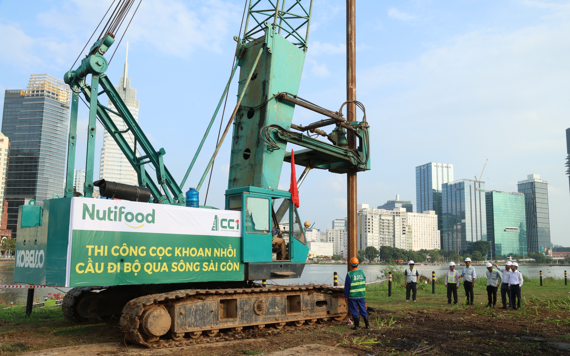 Khoan mũi cọc đầu tiên cầu đi bộ qua sông Sài Gòn