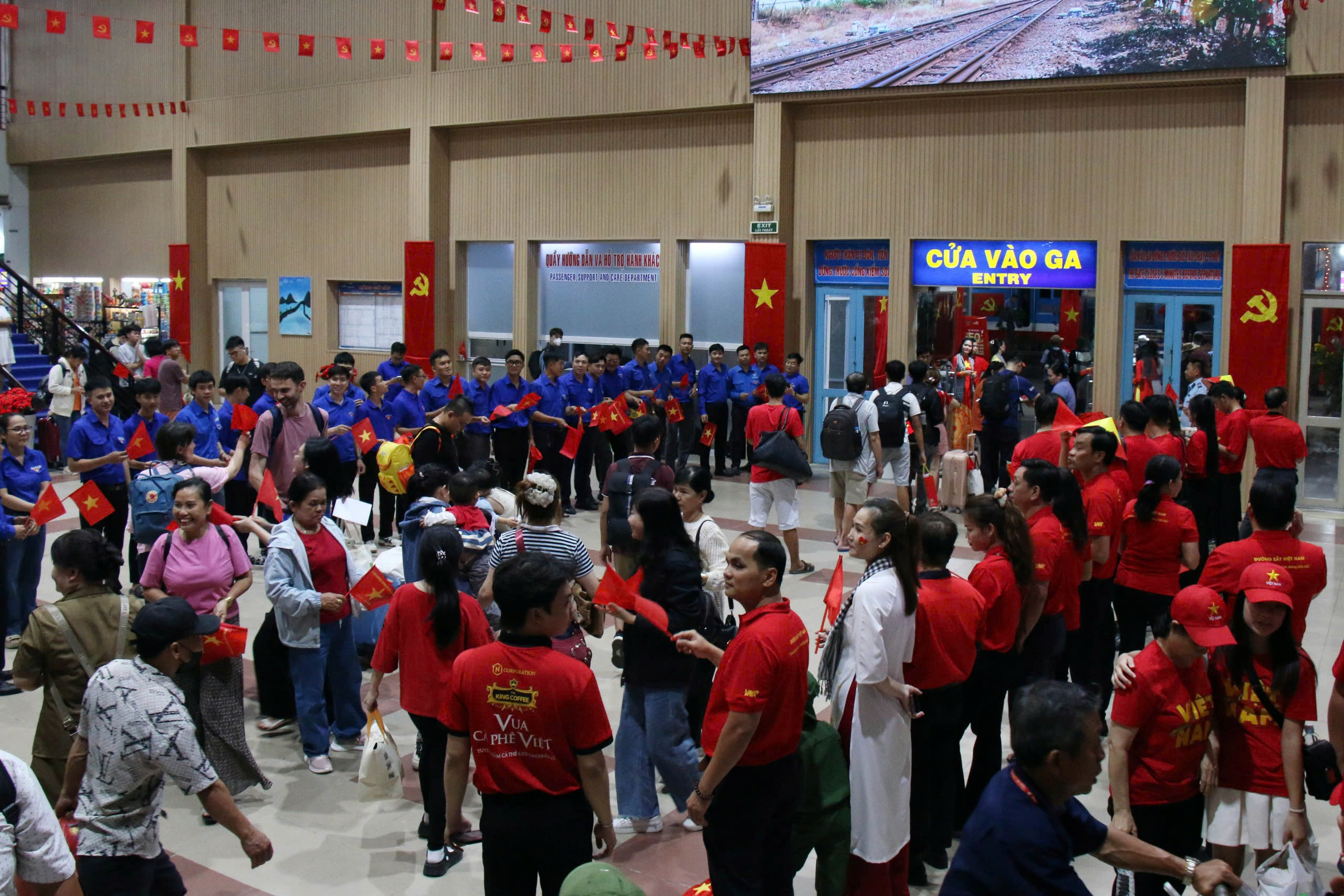 Khởi hành chuyến tàu đặc biệt chào mừng ngày đất nước hoàn toàn giải phóng- Ảnh 4. Khởi hành chuyến tàu đặc biệt chào mừng ngày đất nước hoàn toàn giải phóng- Ảnh 4.