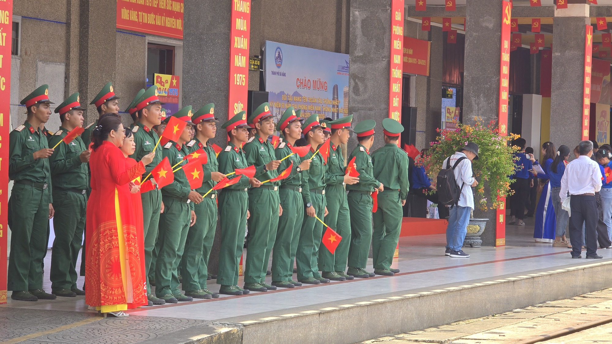 Đoàn tàu Thống Nhất hội ngộ tại ga Đà Nẵng, tái hiện khí thế lịch sử- Ảnh 7. Đoàn tàu Thống Nhất hội ngộ tại ga Đà Nẵng, tái hiện khí thế lịch sử- Ảnh 7.
