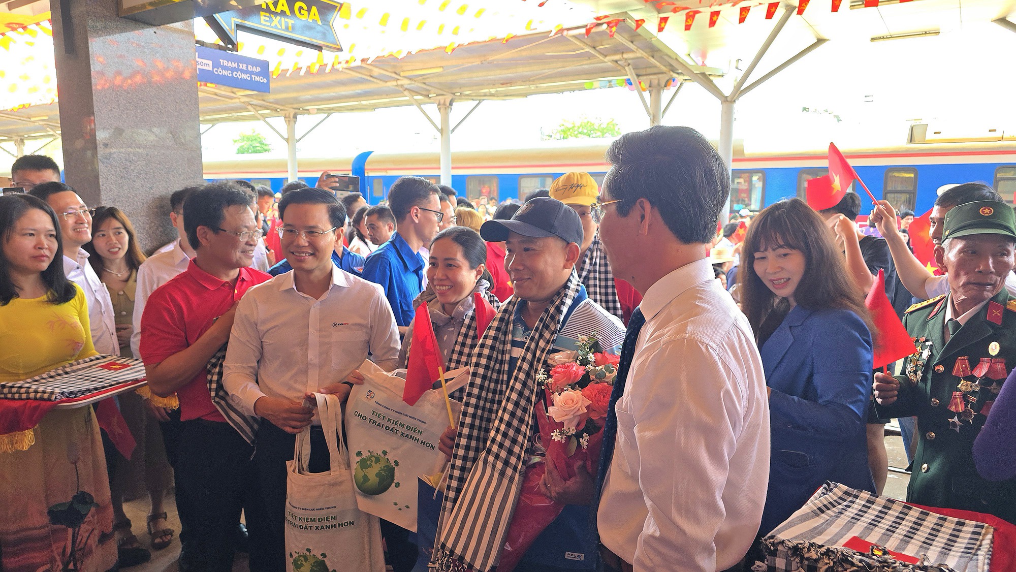 Đoàn tàu Thống Nhất hội ngộ tại ga Đà Nẵng, tái hiện khí thế lịch sử- Ảnh 6. Đoàn tàu Thống Nhất hội ngộ tại ga Đà Nẵng, tái hiện khí thế lịch sử- Ảnh 6.