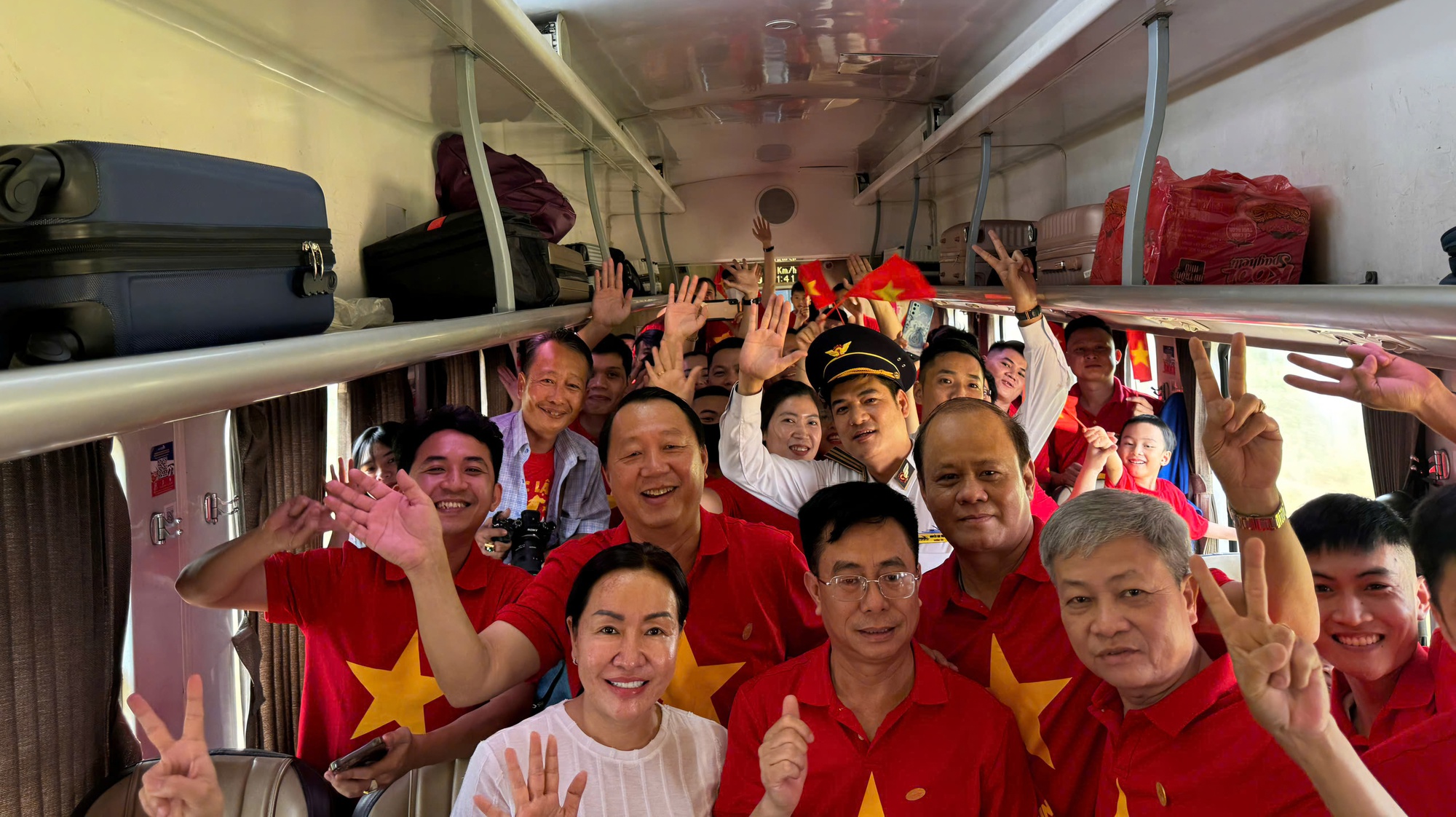 Đoàn tàu Thống Nhất hội ngộ tại ga Đà Nẵng, tái hiện khí thế lịch sử- Ảnh 8. Đoàn tàu Thống Nhất hội ngộ tại ga Đà Nẵng, tái hiện khí thế lịch sử- Ảnh 8.