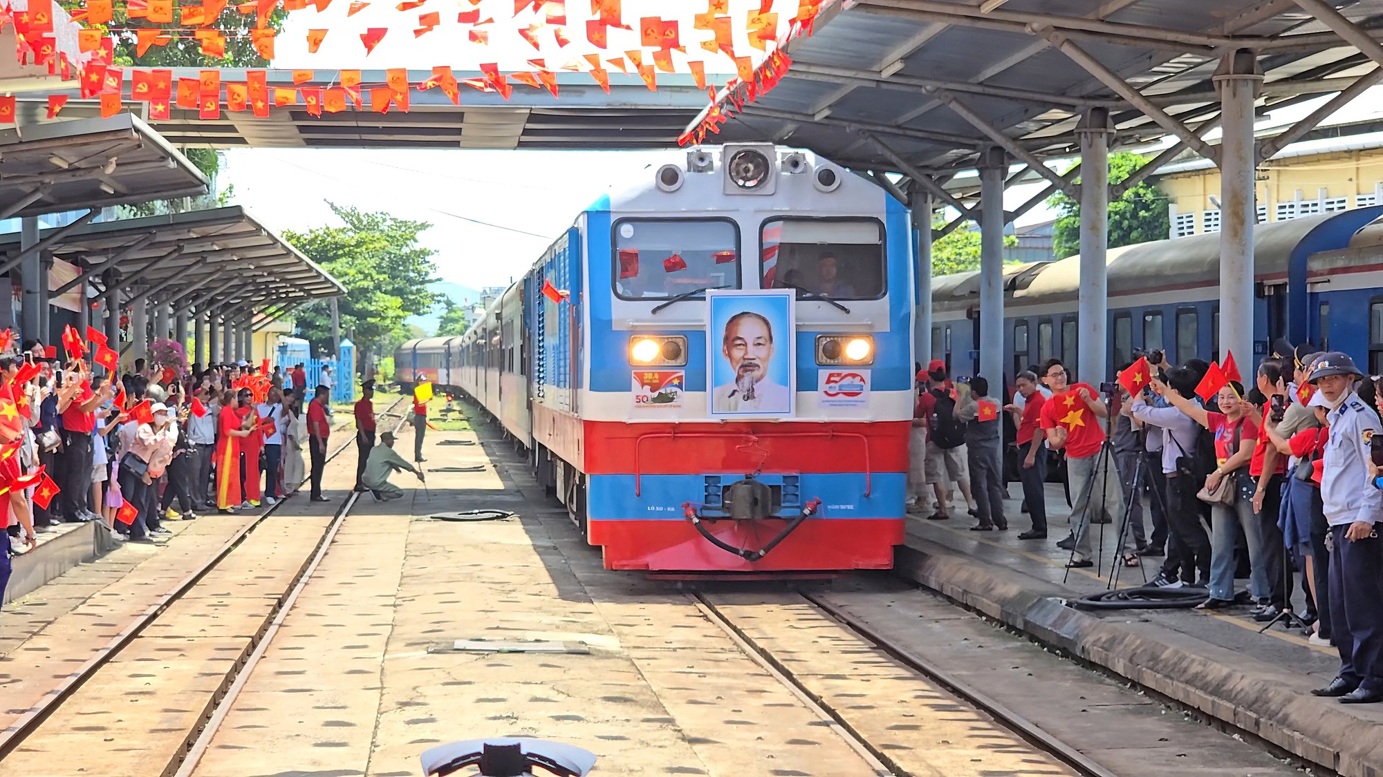 Đoàn tàu Thống Nhất hội ngộ tại ga Đà Nẵng, tái hiện khí thế lịch sử- Ảnh 1. Đoàn tàu Thống Nhất hội ngộ tại ga Đà Nẵng, tái hiện khí thế lịch sử- Ảnh 1.