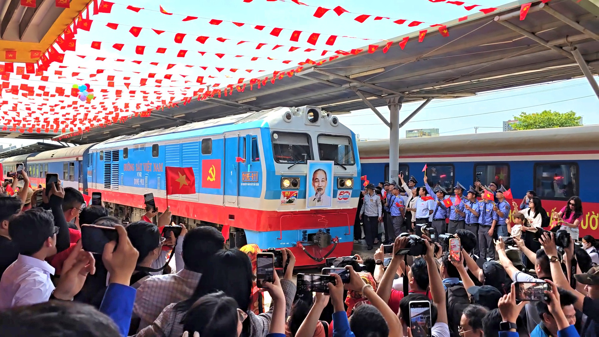 Đoàn tàu Thống Nhất hội ngộ tại ga Đà Nẵng, tái hiện khí thế lịch sử- Ảnh 2. Đoàn tàu Thống Nhất hội ngộ tại ga Đà Nẵng, tái hiện khí thế lịch sử- Ảnh 2.