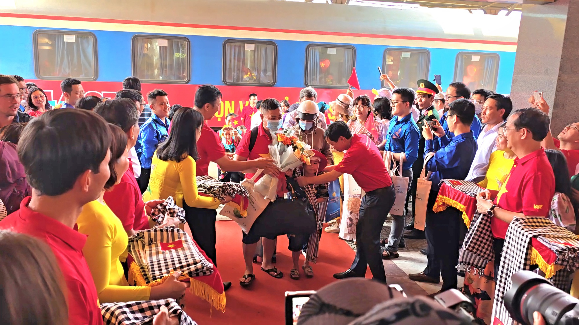 Đoàn tàu Thống Nhất hội ngộ tại ga Đà Nẵng, tái hiện khí thế lịch sử- Ảnh 3. Đoàn tàu Thống Nhất hội ngộ tại ga Đà Nẵng, tái hiện khí thế lịch sử- Ảnh 3.