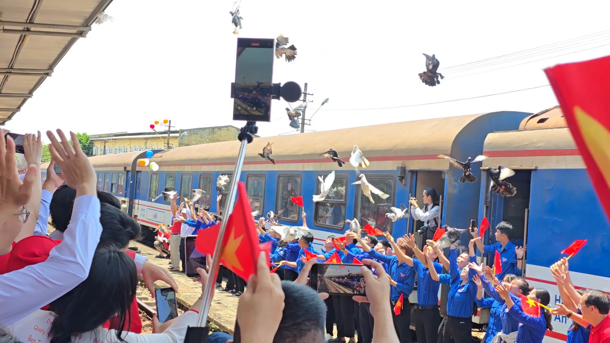 Đoàn tàu Thống Nhất hội ngộ tại ga Đà Nẵng, tái hiện khí thế lịch sử- Ảnh 5. Đoàn tàu Thống Nhất hội ngộ tại ga Đà Nẵng, tái hiện khí thế lịch sử- Ảnh 5.