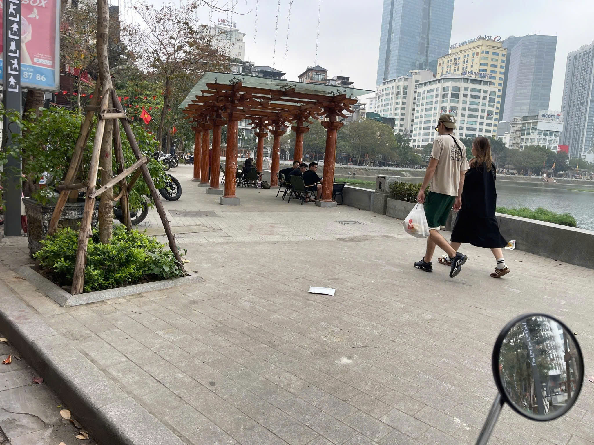 Tuyến phố đi bộ Ngọc Khánh chưa thu hút khách vì thiếu các hoạt động vui chơi, giải trí. Tuyến phố đi bộ Ngọc Khánh chưa thu hút khách vì thiếu các hoạt động vui chơi, giải trí.