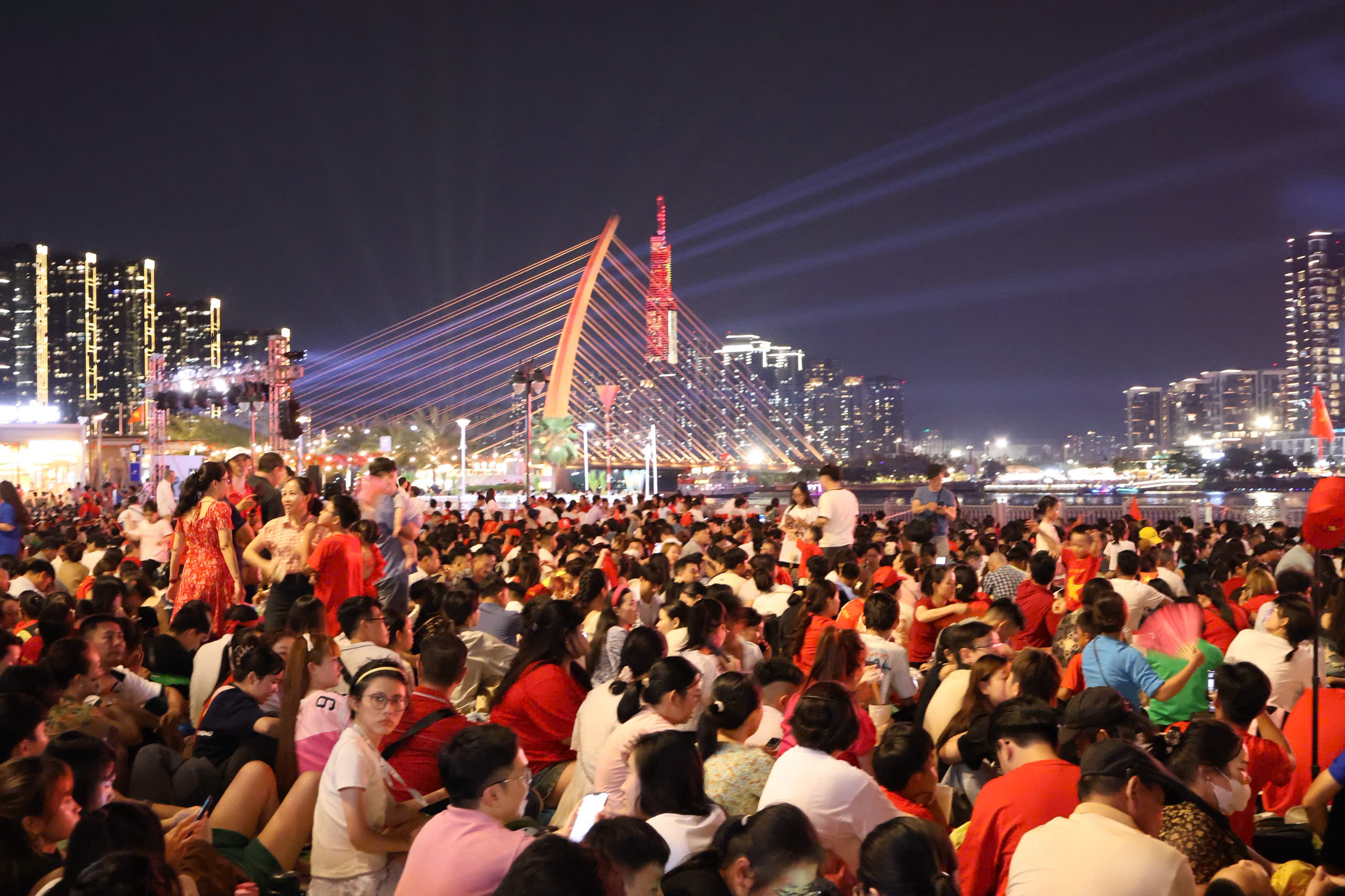 Người dân phấn khích với màn trình diễn pháo hoa tại 30 điểm ở TP.HCM- Ảnh 8. Người dân phấn khích với màn trình diễn pháo w88 vin app tại 30 điểm ở TP.HCM- Ảnh 8.