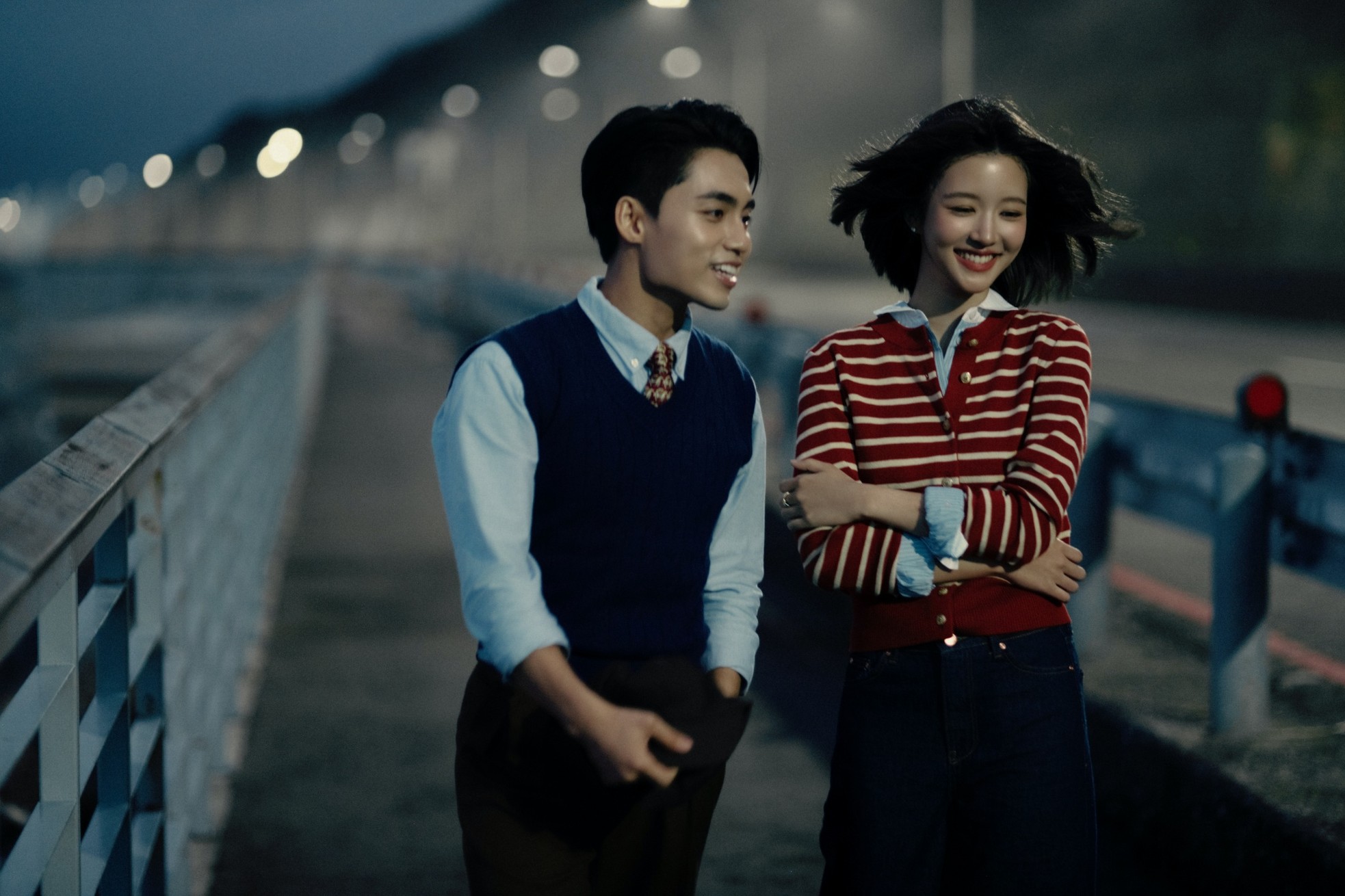 MV-ul „Îmbrățișează-mă mult timp” de Mono: Imagini frumoase, muzică neatrăgătoare - Fotografia 1. MV