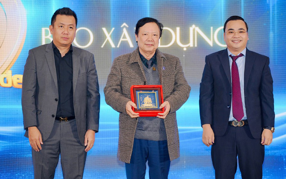 Bộ Xây dựng tặng bằng khen cho Hội Môi giới bất động sản Việt Nam- Ảnh 2.