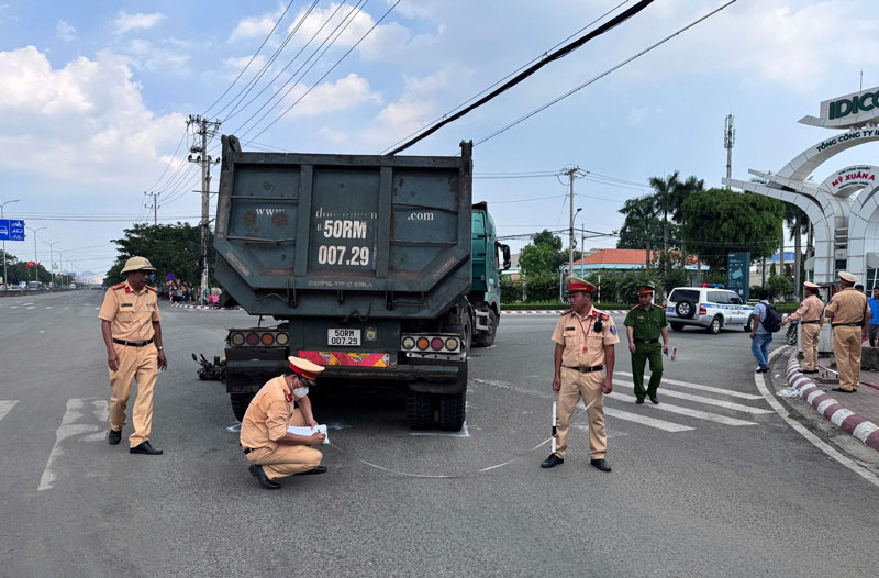 Hiện trường vụ tai nạn khiến hai người tử vong tại chỗ. Hiện trường vụ tai nạn khiến hai người tử vong tại chỗ.
