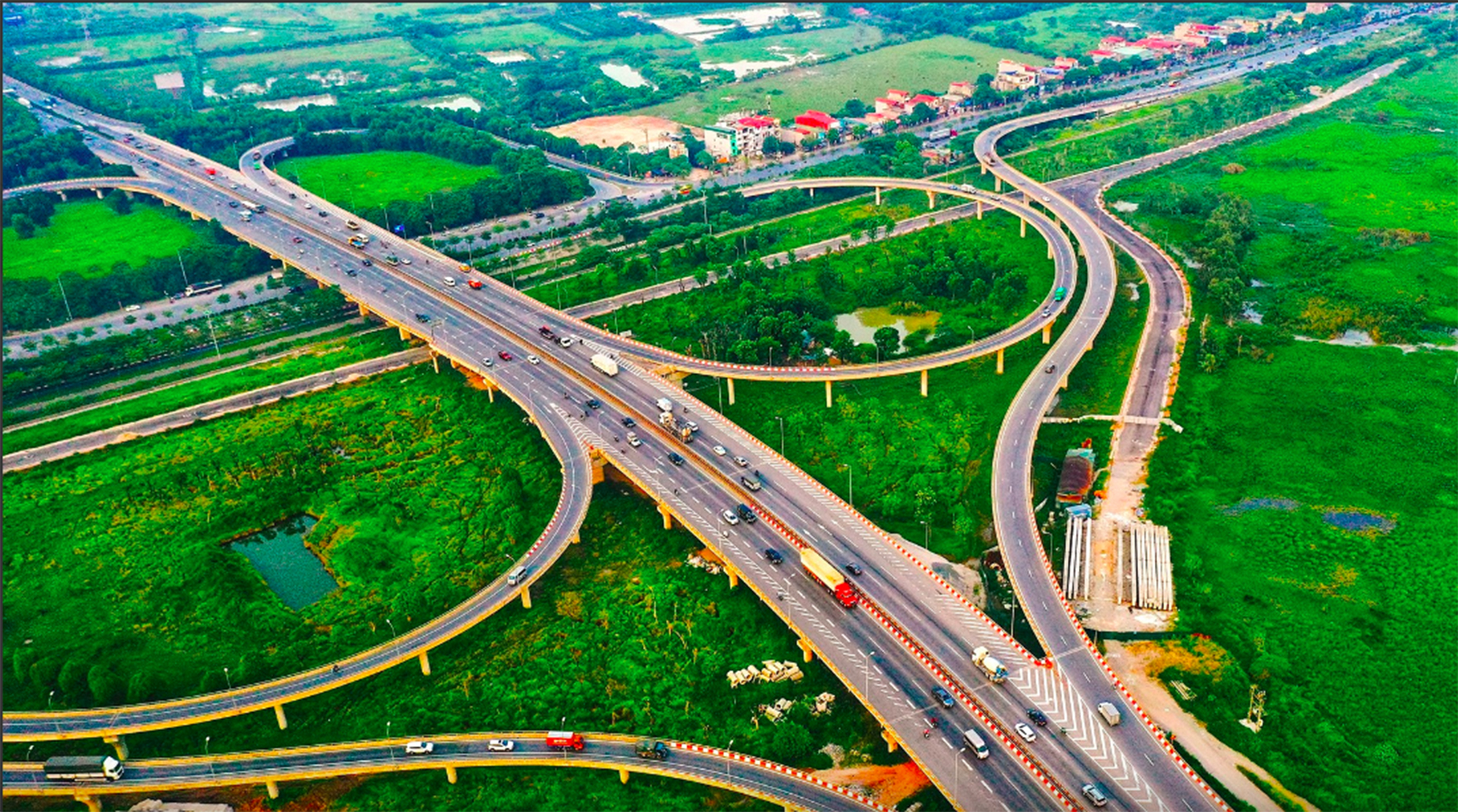 Du lịch bội thu nhờ hạ tầng giao thông chắp cánh- Ảnh 1. Du lịch bội thu nhờ hạ tầng giao thông chắp cánh- Ảnh 1.