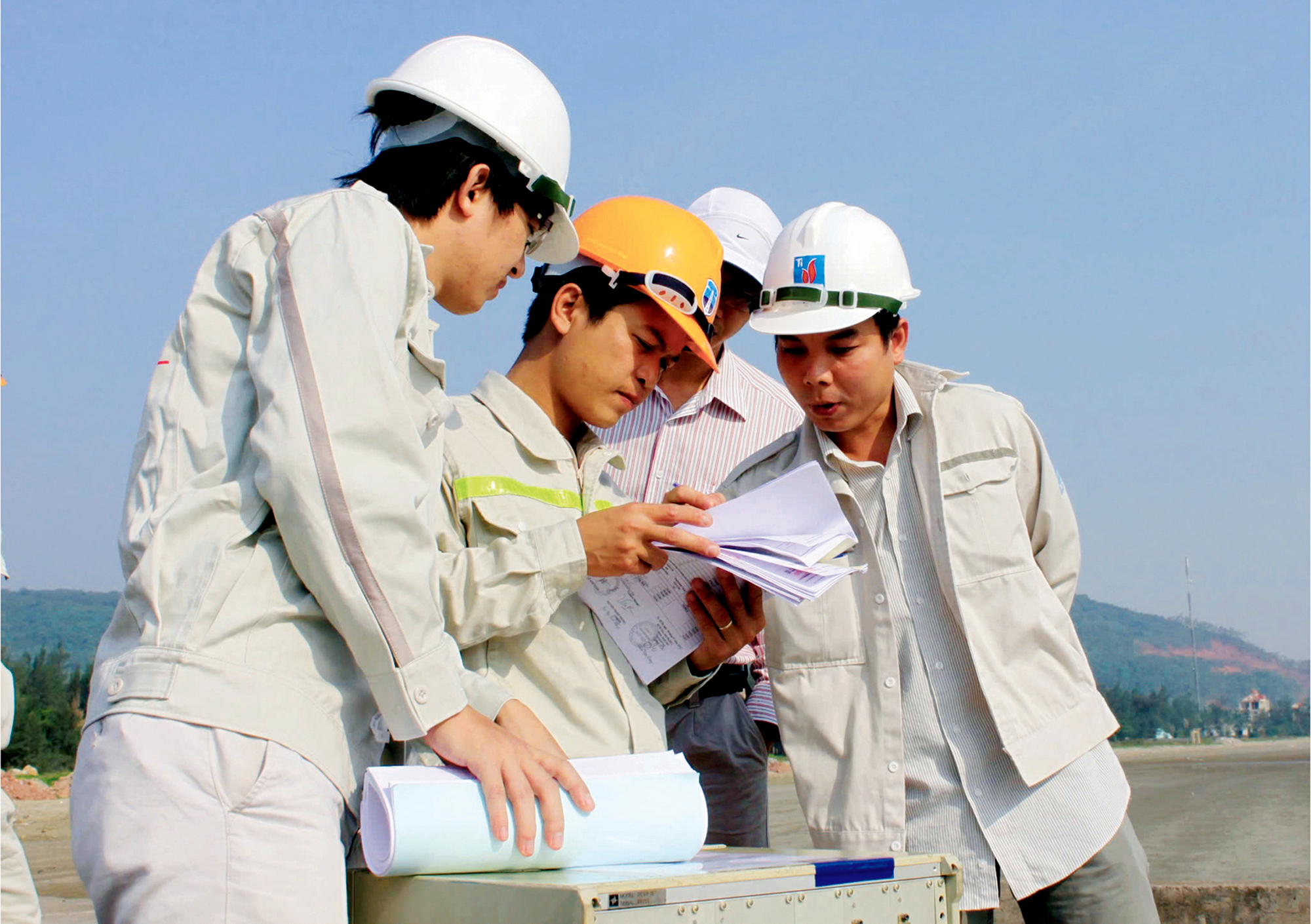 Những người “đi đầu, về cuối” giữa trùng khơi- Ảnh 1. Những người “đi đầu, về cuối” giữa trùng khơi- Ảnh 1.