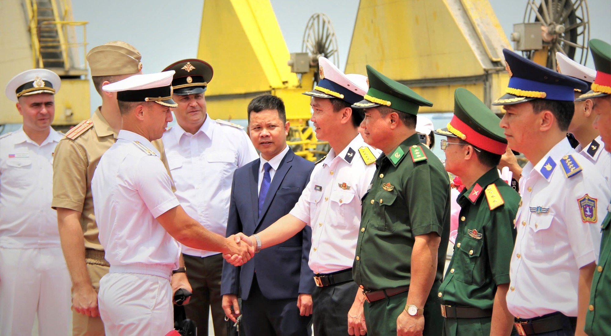 Tàu Hải quân Nga cập cảng Tiên Sa, bắt đầu chuyến thăm Đà Nẵng- Ảnh 2. Tàu Hải quân Nga cập cảng Tiên Sa, bắt đầu chuyến thăm Đà Nẵng- Ảnh 2.