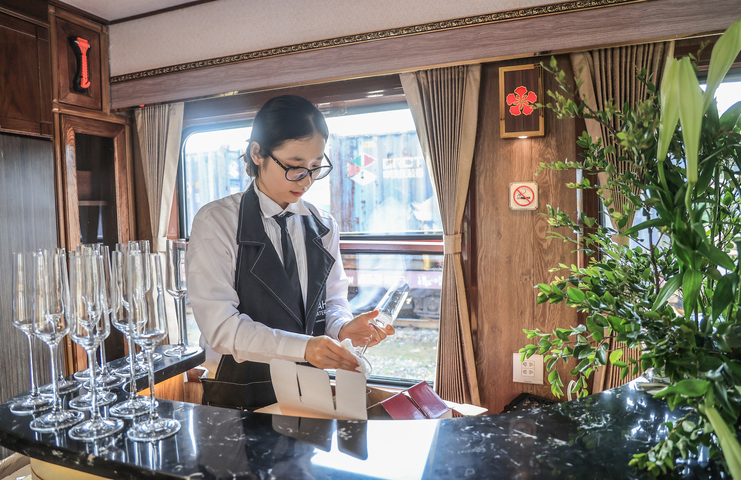 Tàu hạng sang “Hoa Phượng đỏ” vừa khai trương có gì đặc biệt?- Ảnh 11. Tàu hạng sang “Hoa Phượng đỏ” vừa khai trương có gì đặc biệt?- Ảnh 11.