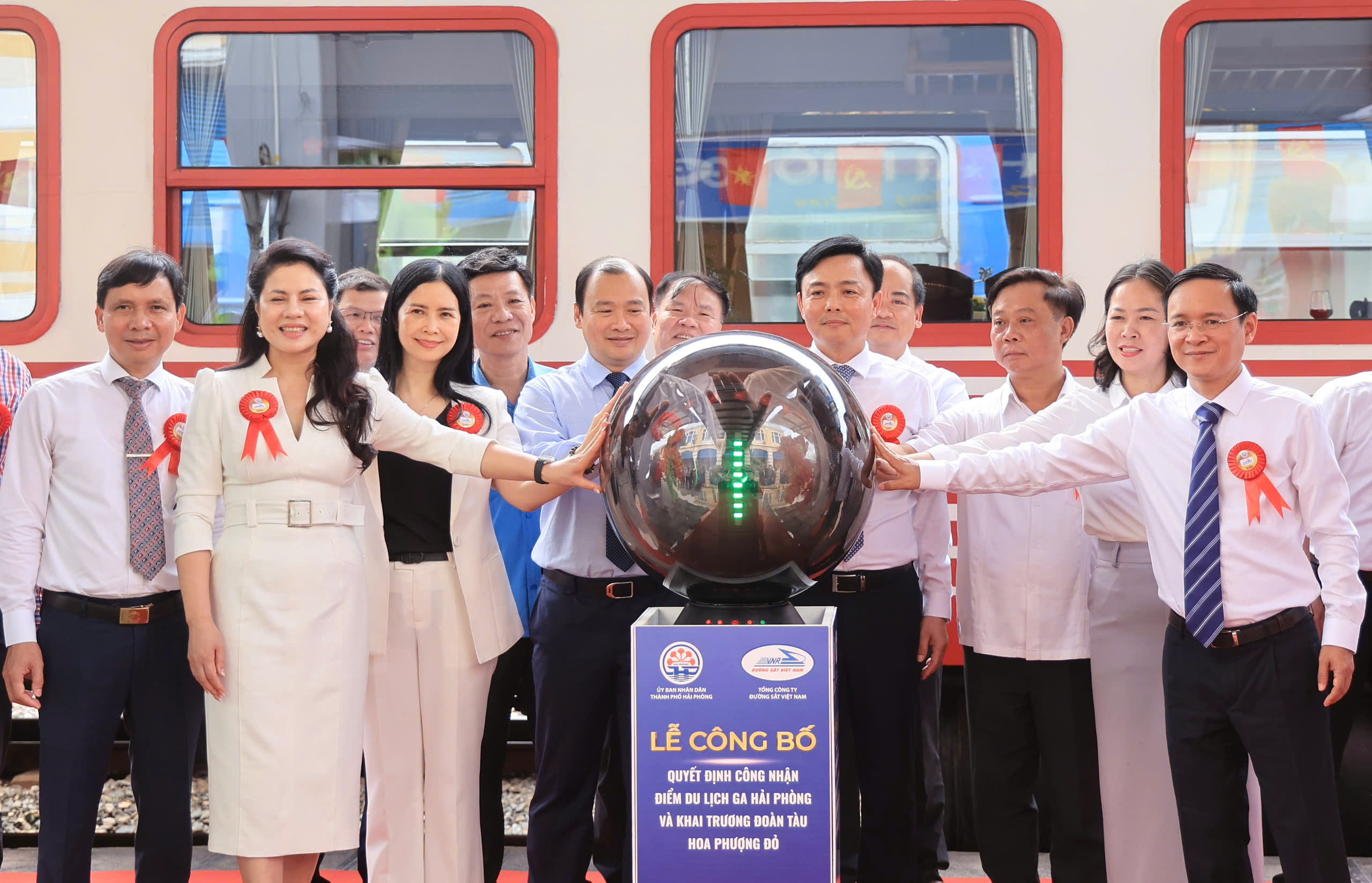 Khai trương tàu hạng sang “Hoa Phượng đỏ”- Ảnh 1. Khai trương tàu hạng sang “Hoa Phượng đỏ”- Ảnh 1.
