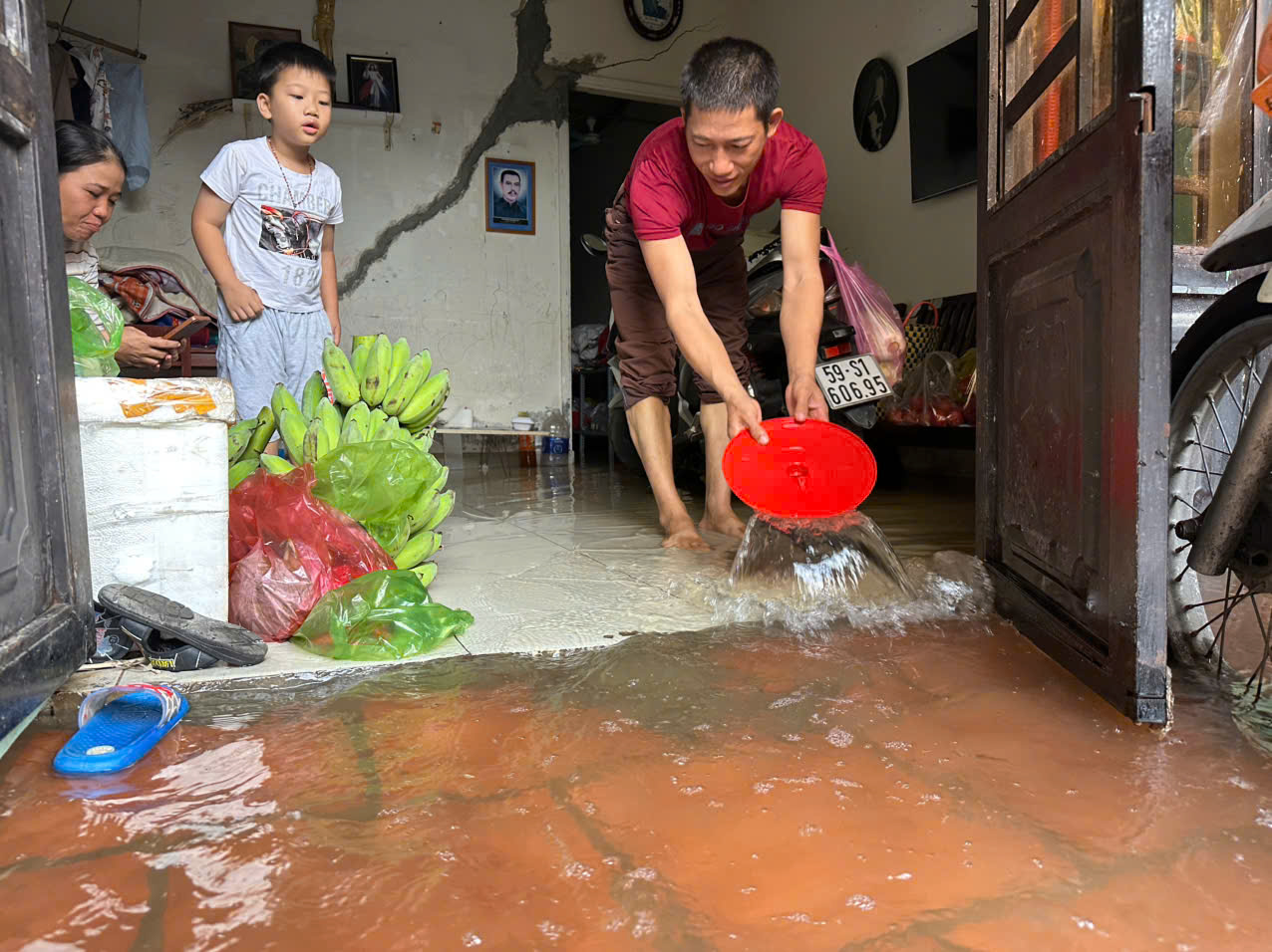 Nhà ngập nhiều ngày sau cơn mưa lớn nhất 8 năm, người dân Thủ Đức ngán ngẩm- Ảnh 4. Nhà ngập nhiều ngày sau cơn mưa lớn nhất 8 năm, người dân Thủ Đức ngán ngẩm- Ảnh 4.