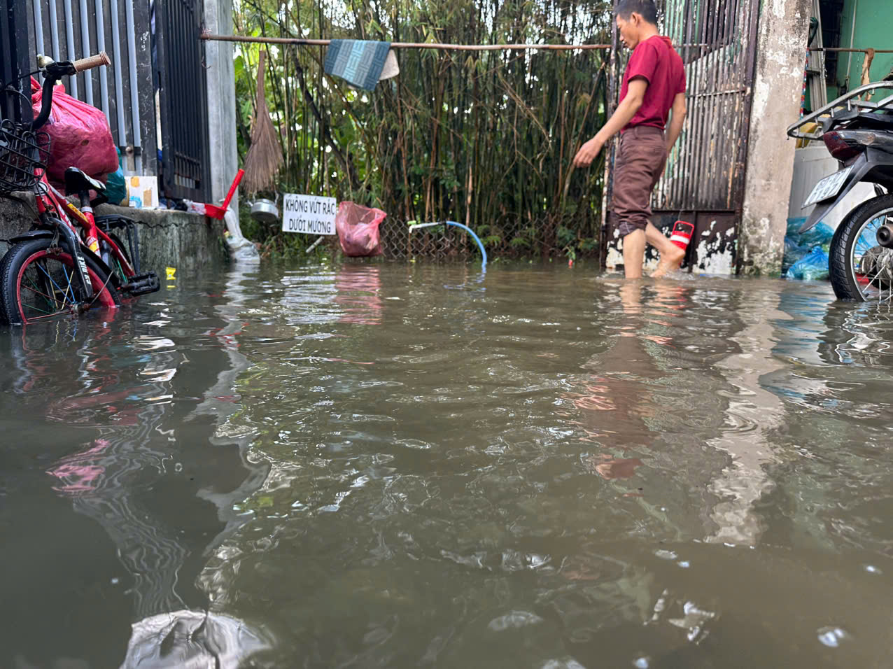 Nhà ngập nhiều ngày sau cơn mưa lớn nhất 8 năm, người dân Thủ Đức ngán ngẩm- Ảnh 5. Nhà ngập nhiều ngày sau cơn mưa lớn nhất 8 năm, người dân Thủ Đức ngán ngẩm- Ảnh 5.