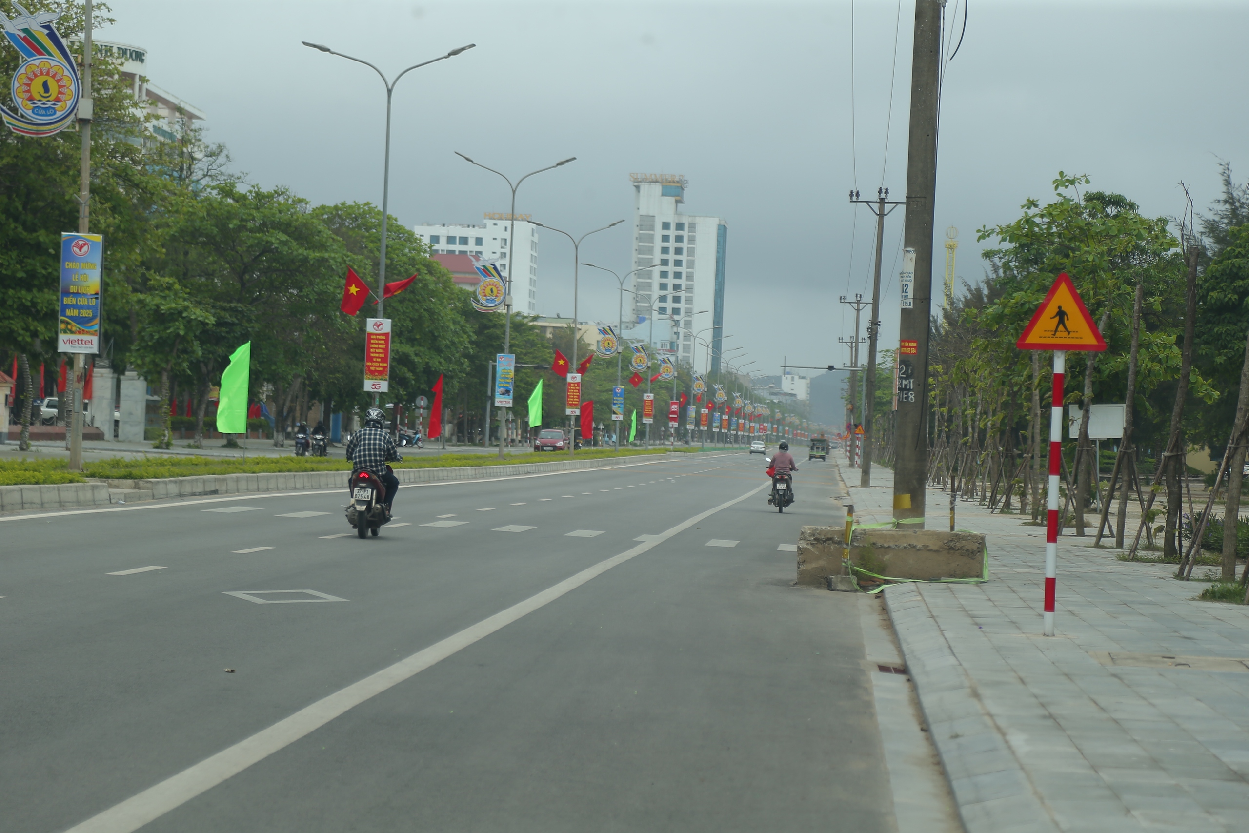 Tai nạn rình rập trên tuyến đường đẹp nhất biển Cửa Lò do 3 cụm đèn tín hiệu "bất động"- Ảnh 5. Tai nạn rình rập trên tuyến đường đẹp nhất biển Cửa Lò do 3 cụm đèn tín hiệu "bất động"- Ảnh 5.