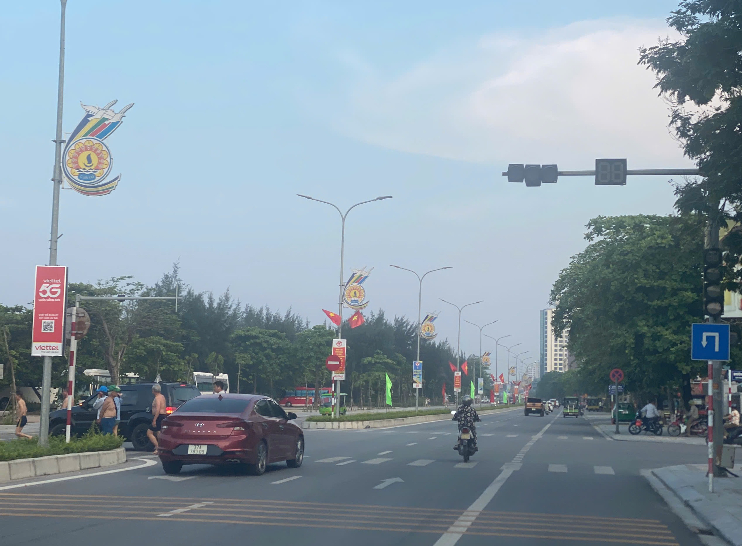 Tai nạn rình rập trên tuyến đường đẹp nhất biển Cửa Lò do 3 cụm đèn tín hiệu "bất động"- Ảnh 2. Tai nạn rình rập trên tuyến đường đẹp nhất biển Cửa Lò do 3 cụm đèn tín hiệu "bất động"- Ảnh 2.