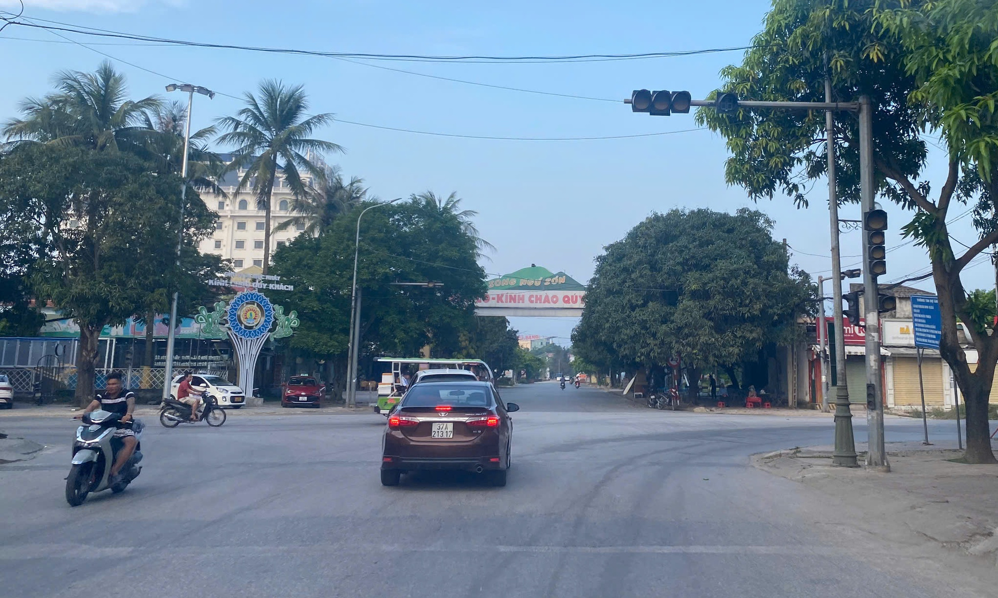 Tai nạn rình rập trên tuyến đường đẹp nhất biển Cửa Lò do 3 cụm đèn tín hiệu "bất động"- Ảnh 3. Tai nạn rình rập trên tuyến đường đẹp nhất biển Cửa Lò do 3 cụm đèn tín hiệu "bất động"- Ảnh 3.
