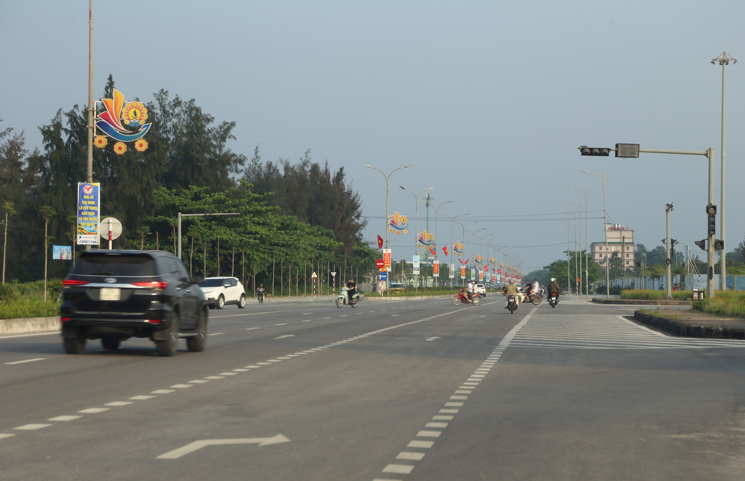 Tai nạn rình rập trên tuyến đường đẹp nhất biển Cửa Lò do 3 cụm đèn tín hiệu "bất động"- Ảnh 1. Tai nạn rình rập trên tuyến đường đẹp nhất biển Cửa Lò do 3 cụm đèn tín hiệu "bất động"- Ảnh 1.