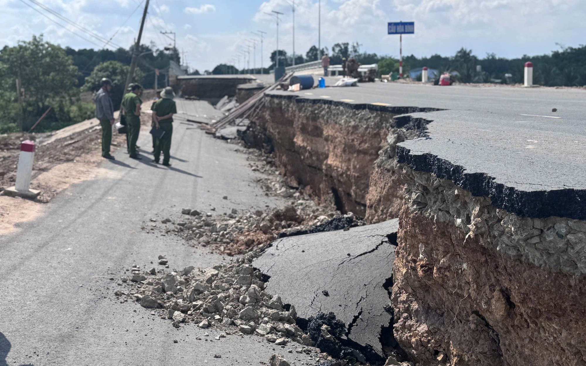 Tây Ninh: Chốt chặn đoạn đường dẫn cầu Hòa Bình bị sụp lún để đảm bảo ATGT