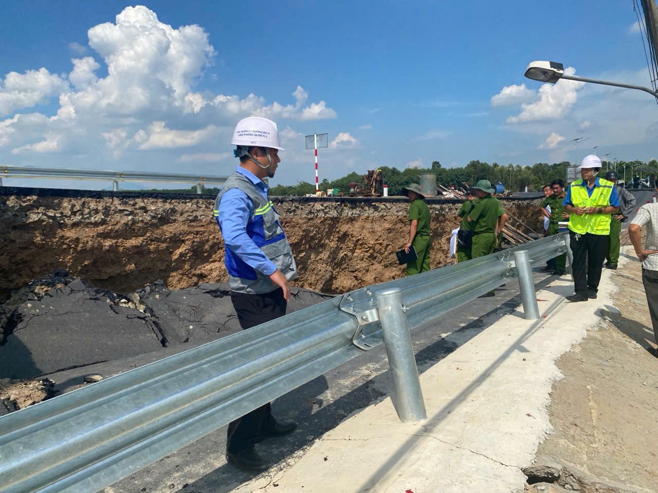 Tây Ninh: Chốt chặn đoạn đường dẫn cầu Hòa Bình bị sụp lún để đảm bảo ATGT- Ảnh 8. Tây Ninh: Chốt chặn đoạn đường dẫn cầu Hòa Bình bị sụp lún để đảm bảo ATGT- Ảnh 8.