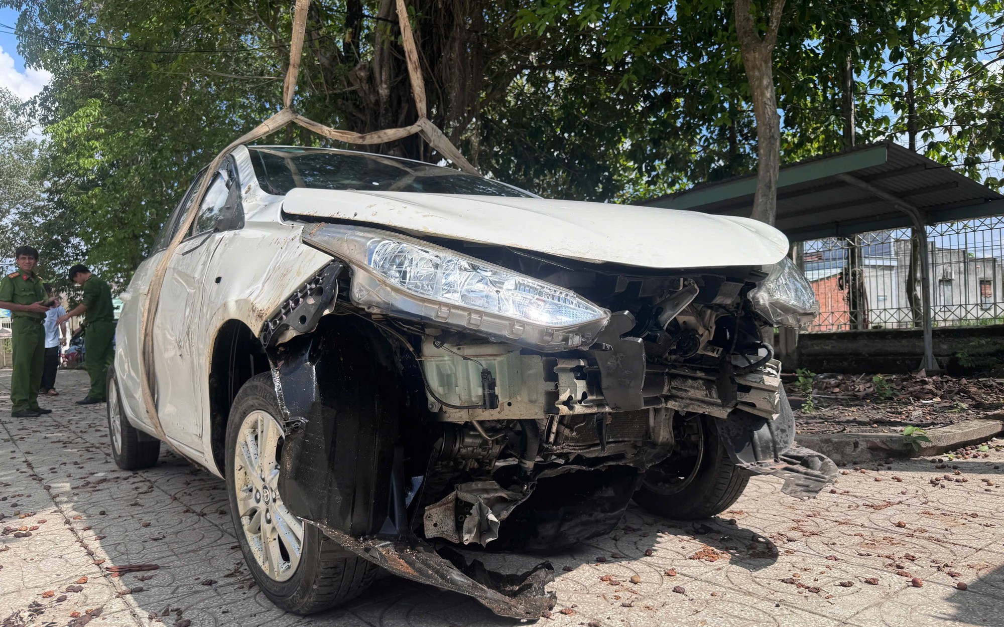 Tài xế ô tô thoát chết trong vụ sụp lún đường ở Tây Ninh: 'Còn người là còn của'