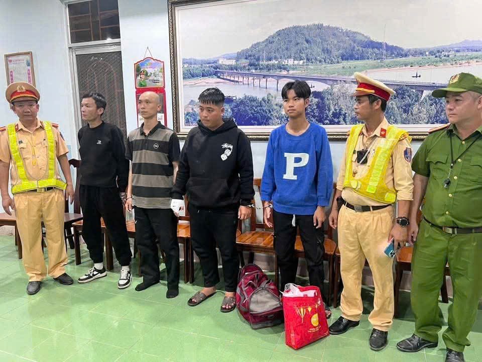 CSGT Quảng Ngãi bắt 4 nghi can trên đường trốn chạy- Ảnh 1. CSGT Quảng Ngãi bắt 4 nghi can trên đường trốn chạy- Ảnh 1.