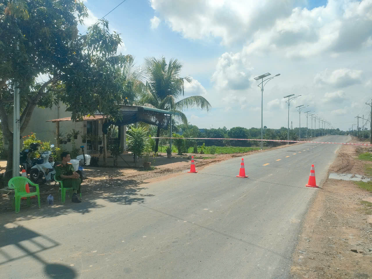 Tây Ninh: Đường dẫn cầu Hòa Bình sụp lún, người dân di chuyển thế nào?- Ảnh 2. Tây Ninh: Đường dẫn cầu Hòa Bình sụp lún, người dân di chuyển thế nào?- Ảnh 2.