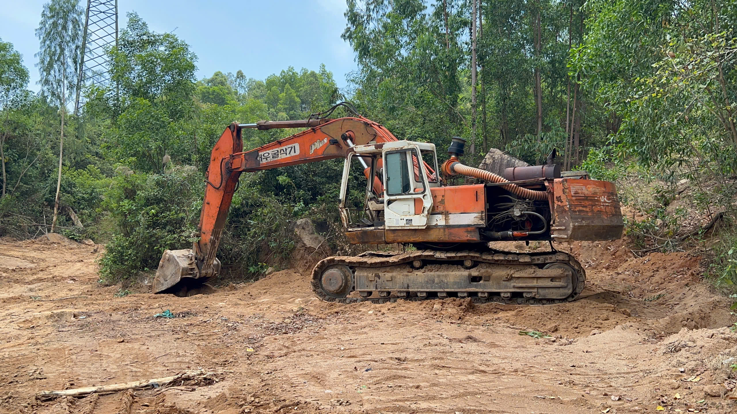 Lộ diện danh tính các đối tượng khai thác đá trái phép tại núi Hòn Chà, Bình Định- Ảnh 2. Lộ diện danh tính các đối tượng khai thác đá trái phép tại núi Hòn Chà, Bình Định- Ảnh 2.