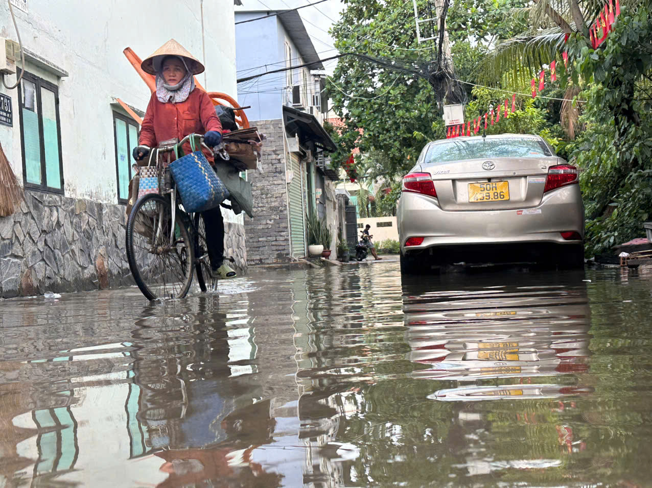 Nhà ngập nhiều ngày sau cơn mưa lớn nhất 8 năm, người dân Thủ Đức ngán ngẩm- Ảnh 8. Nhà ngập nhiều ngày sau cơn mưa lớn nhất 8 năm, người dân Thủ Đức ngán ngẩm- Ảnh 8.