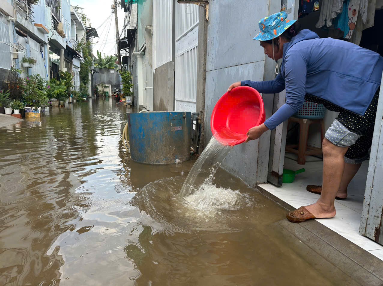 Nhà ngập nhiều ngày sau cơn mưa lớn nhất 8 năm, người dân Thủ Đức ngán ngẩm- Ảnh 3. Nhà ngập nhiều ngày sau cơn mưa lớn nhất 8 năm, người dân Thủ Đức ngán ngẩm- Ảnh 3.