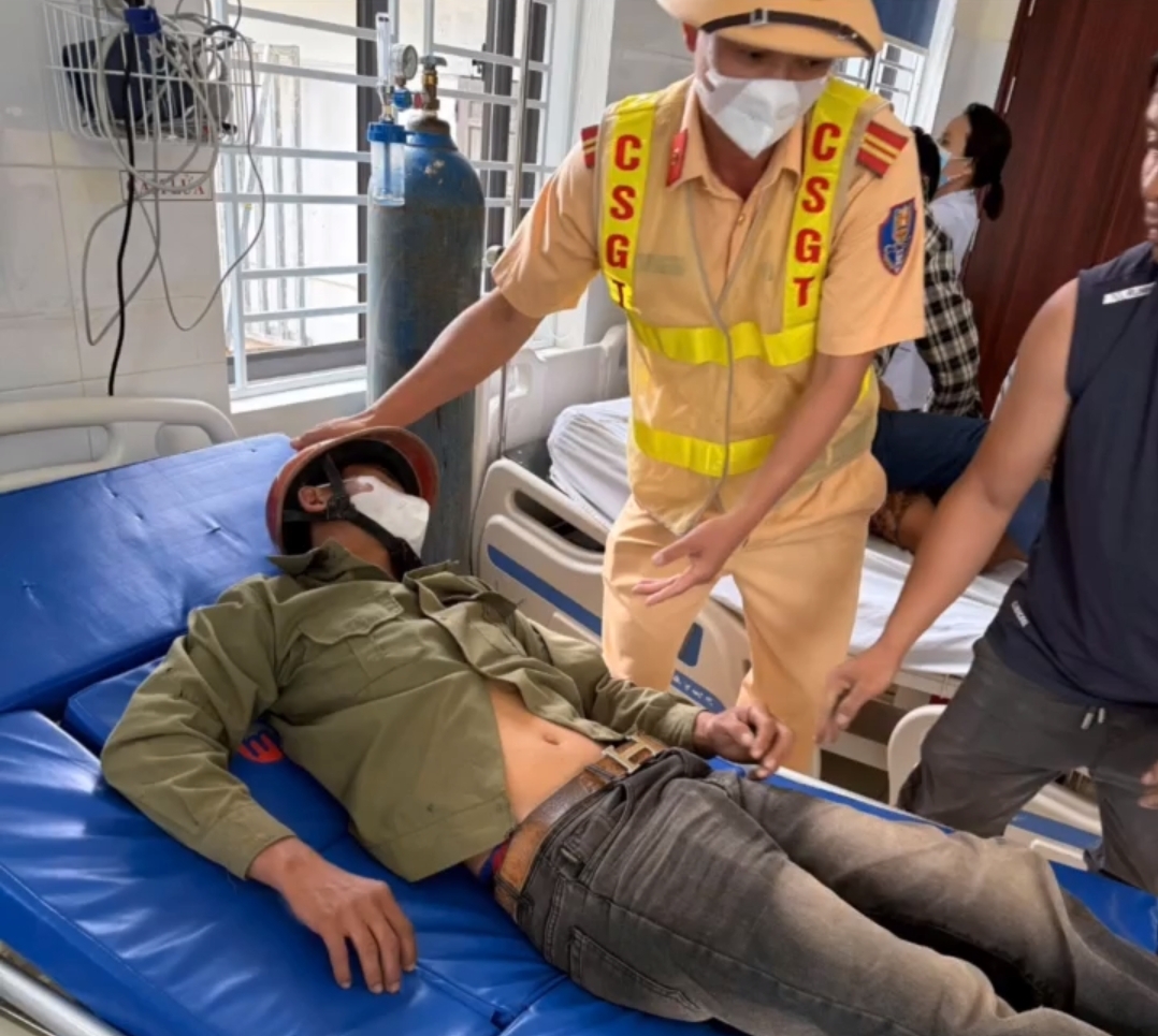 Cảnh sát giao thông kịp thời đưa người đàn ông ngất xỉu bên đường đi cấp cứu- Ảnh 1. Cảnh sát w88.vin.link thông kịp thời đưa người đàn ông ngất xỉu bên đường đi cấp cứu- Ảnh 1.