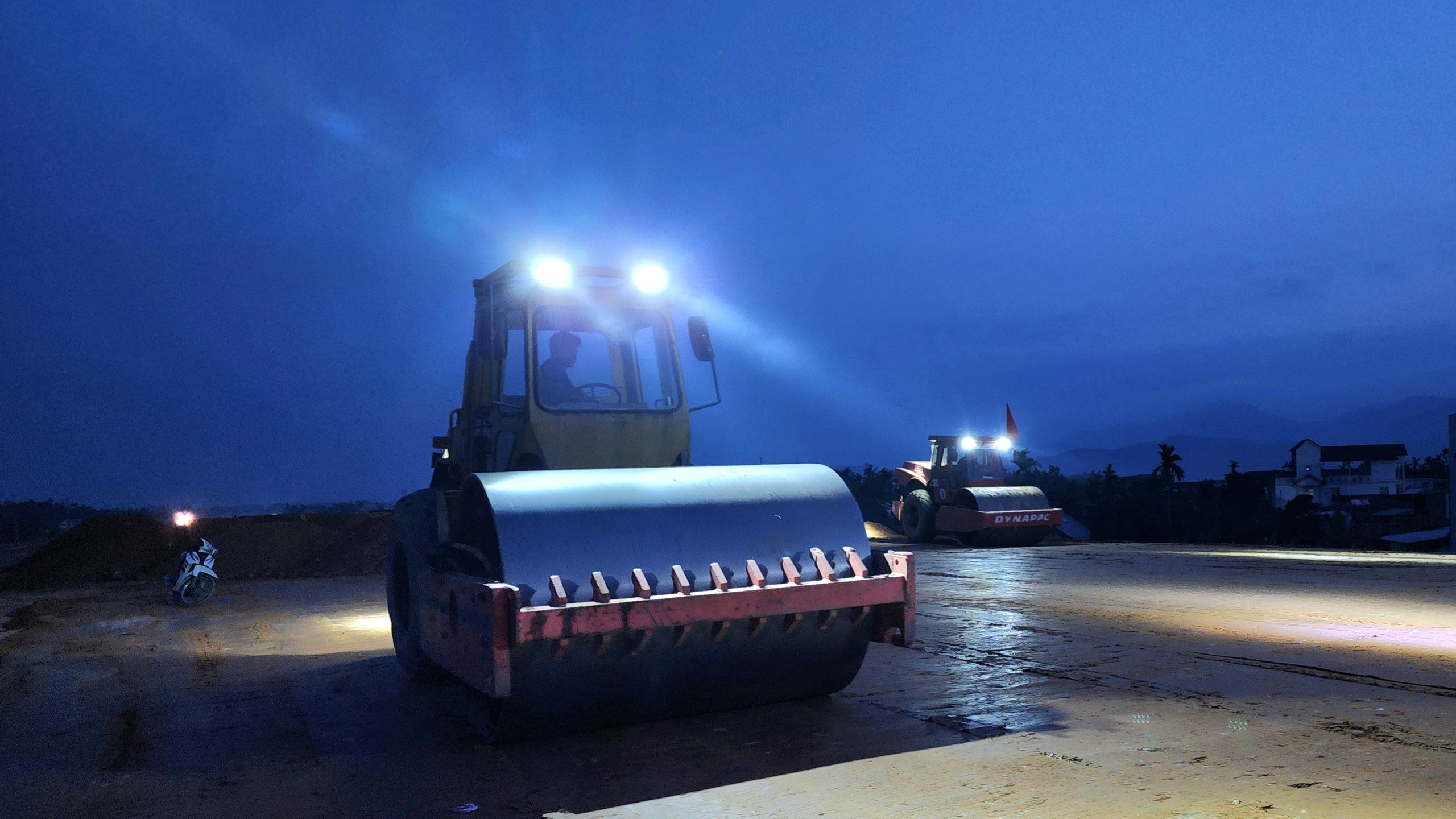 Công trường cao tốc Quảng Ngãi - Hoài Nhơn rộn ràng xuyên đêm, quyết cán đích năm 2025- Ảnh 14. Công trường cao tốc Quảng Ngãi - Hoài Nhơn rộn ràng xuyên đêm, quyết cán đích năm 2025- Ảnh 14.