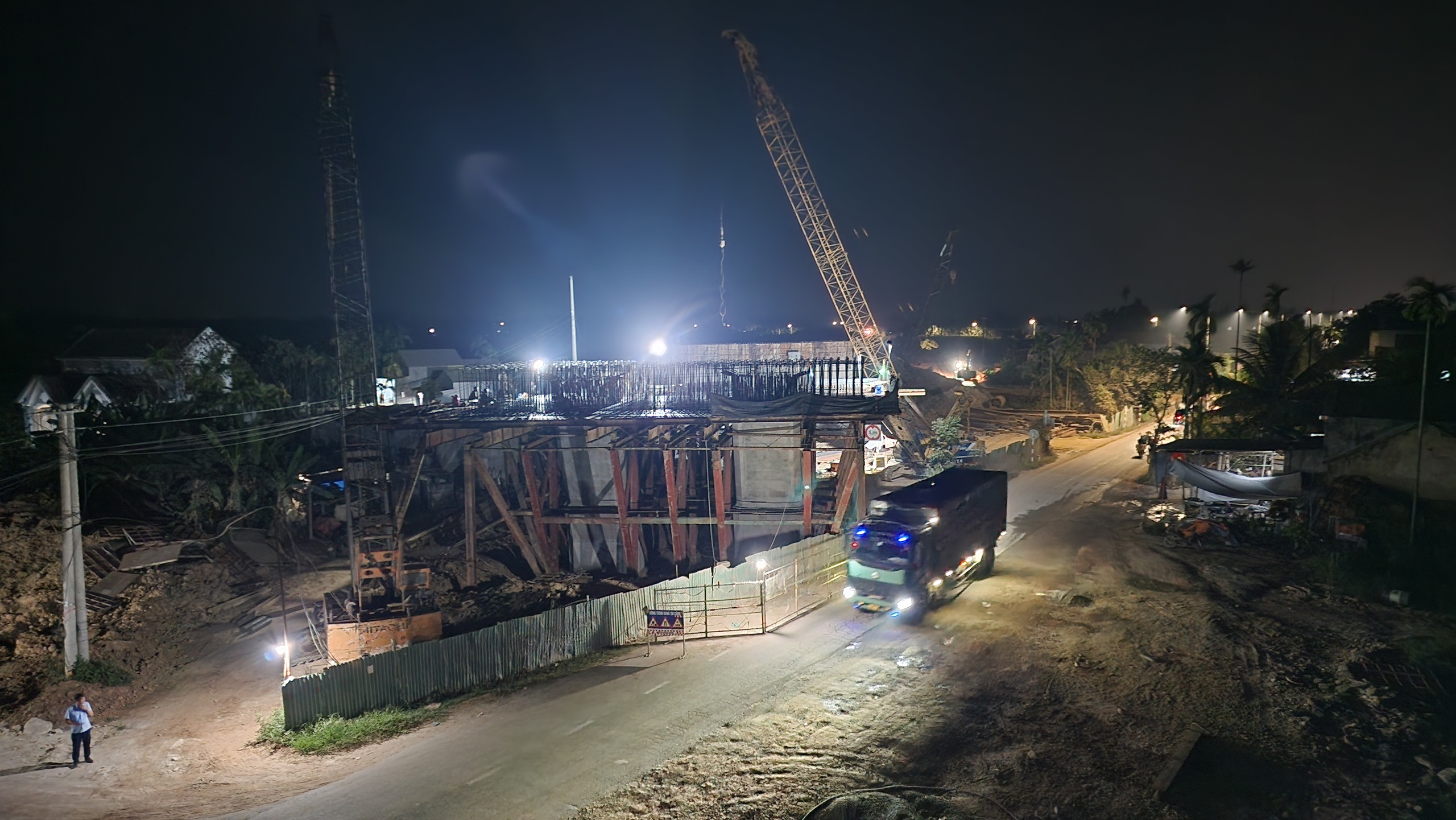 Công trường cao tốc Quảng Ngãi - Hoài Nhơn rộn ràng xuyên đêm, quyết cán đích năm 2025- Ảnh 7. Công trường cao tốc Quảng Ngãi - Hoài Nhơn rộn ràng xuyên đêm, quyết cán đích năm 2025- Ảnh 7.