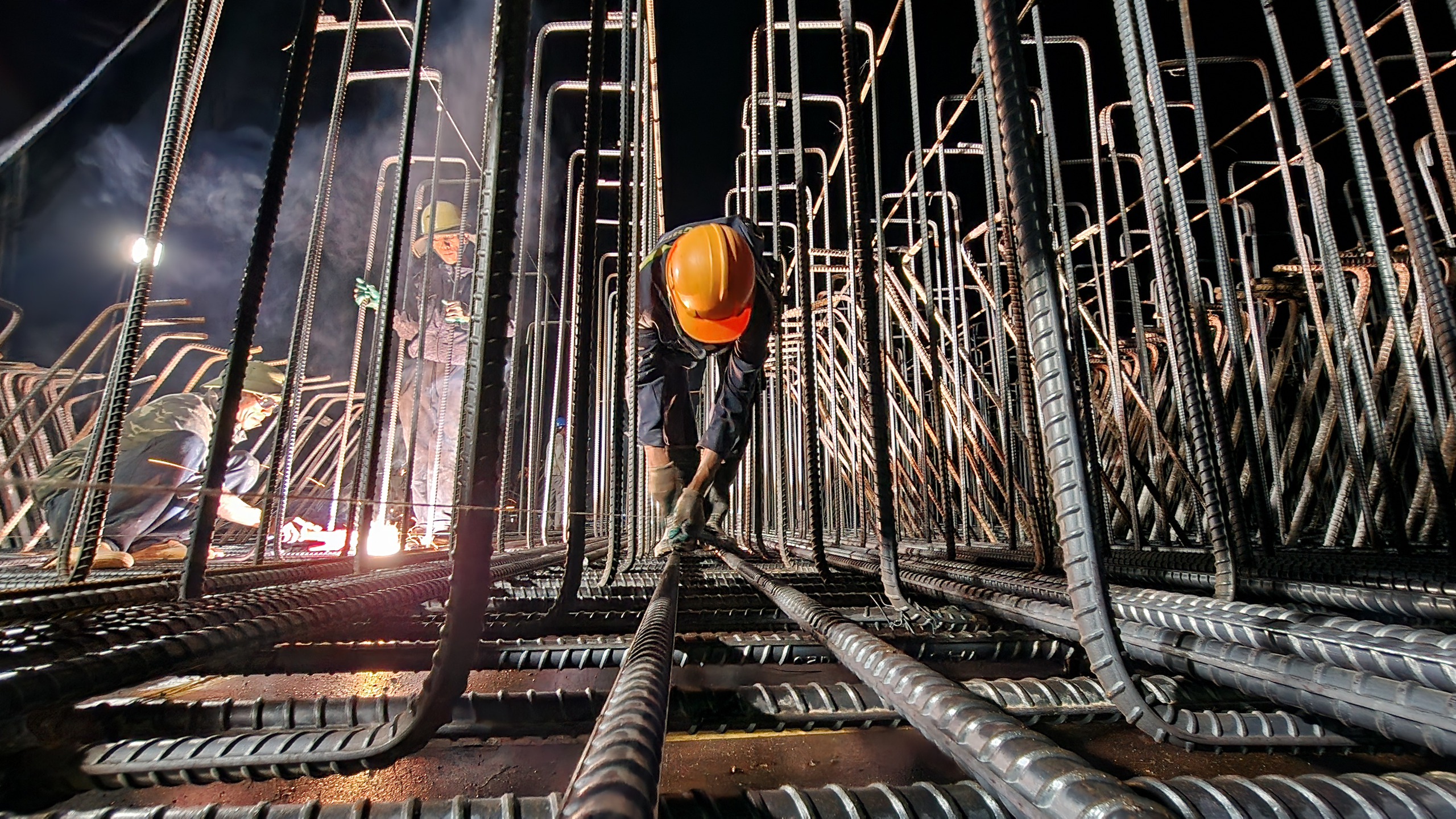 Công trường cao tốc Quảng Ngãi - Hoài Nhơn rộn ràng xuyên đêm, quyết cán đích năm 2025- Ảnh 8. Công trường cao tốc Quảng Ngãi - Hoài Nhơn rộn ràng xuyên đêm, quyết cán đích năm 2025- Ảnh 8.