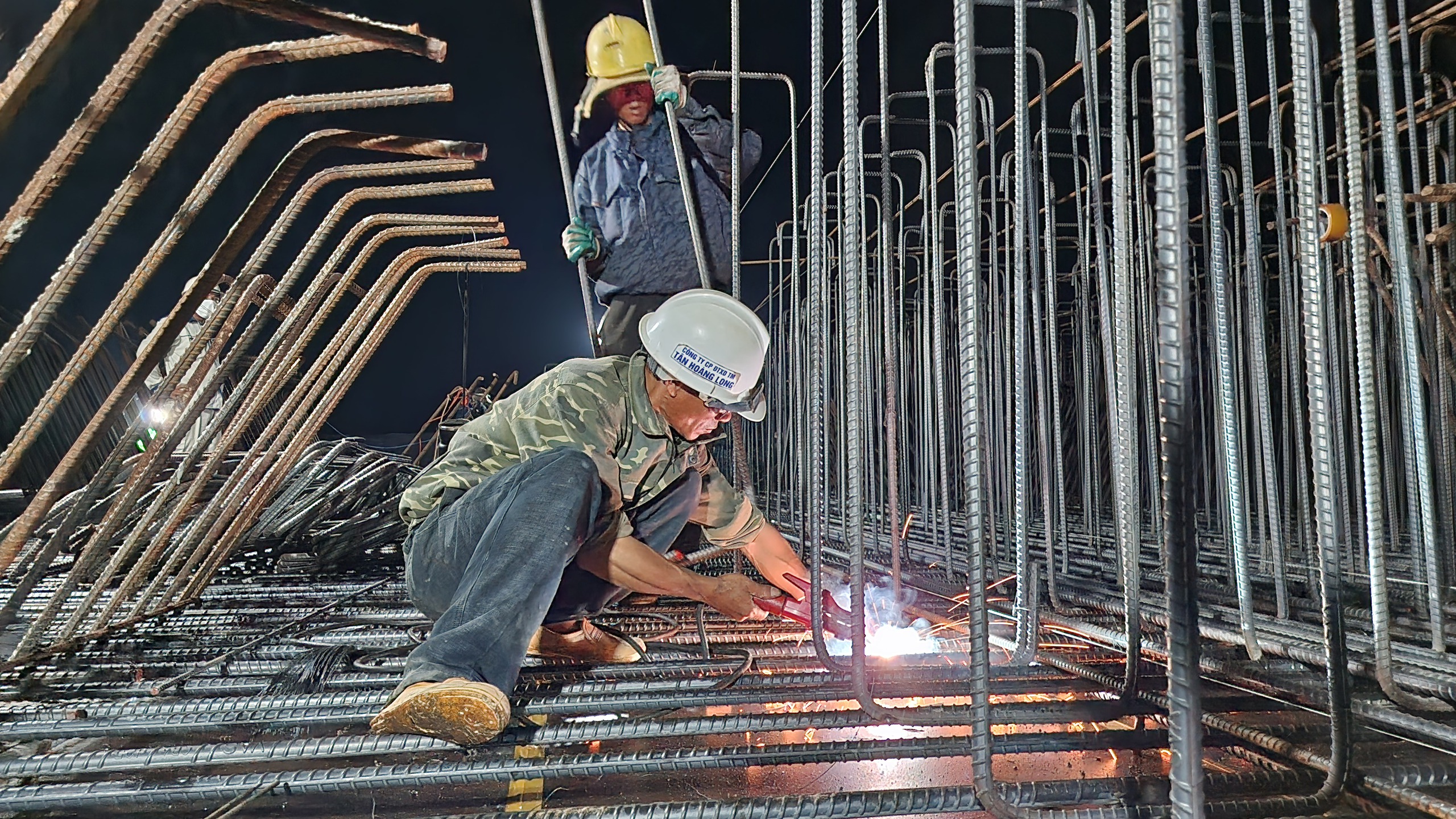 Công trường cao tốc Quảng Ngãi - Hoài Nhơn rộn ràng xuyên đêm, quyết cán đích năm 2025- Ảnh 9. Công trường cao tốc Quảng Ngãi - Hoài Nhơn rộn ràng xuyên đêm, quyết cán đích năm 2025- Ảnh 9.