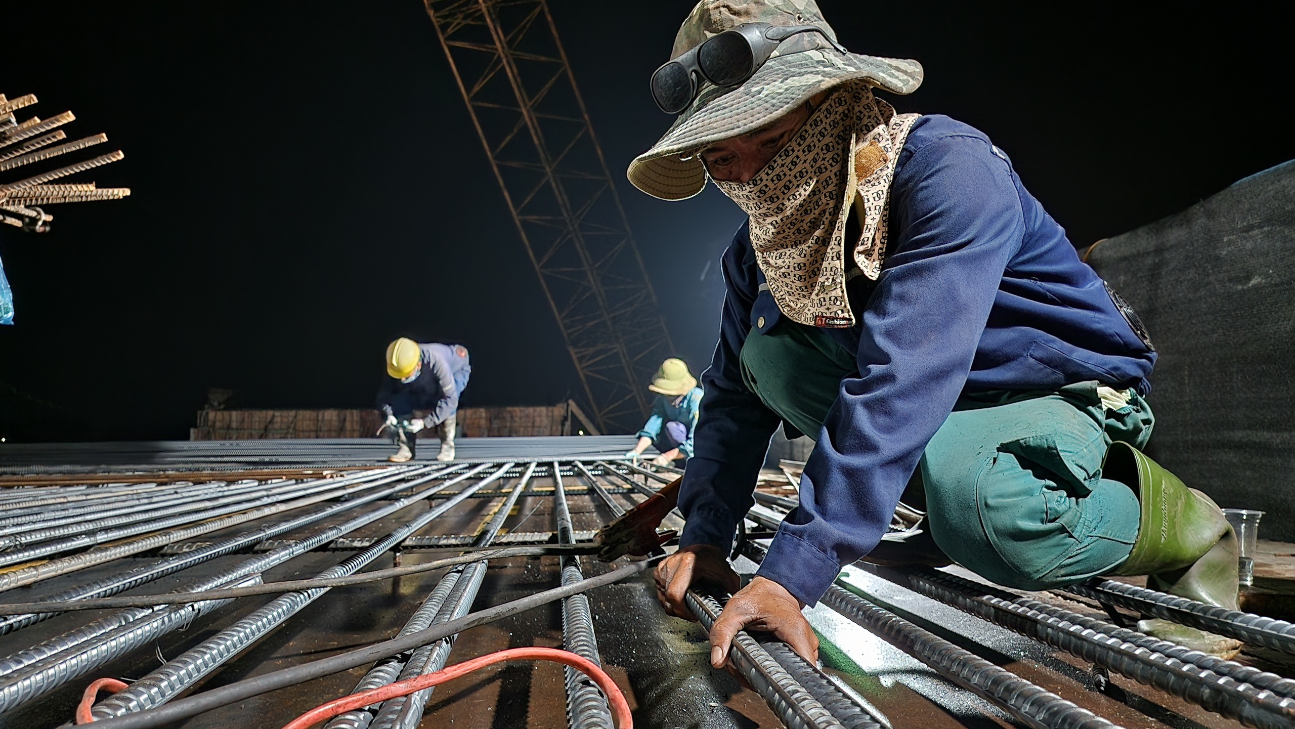 Công trường cao tốc Quảng Ngãi - Hoài Nhơn rộn ràng xuyên đêm, quyết cán đích năm 2025- Ảnh 10. Công trường cao tốc Quảng Ngãi - Hoài Nhơn rộn ràng xuyên đêm, quyết cán đích năm 2025- Ảnh 10.