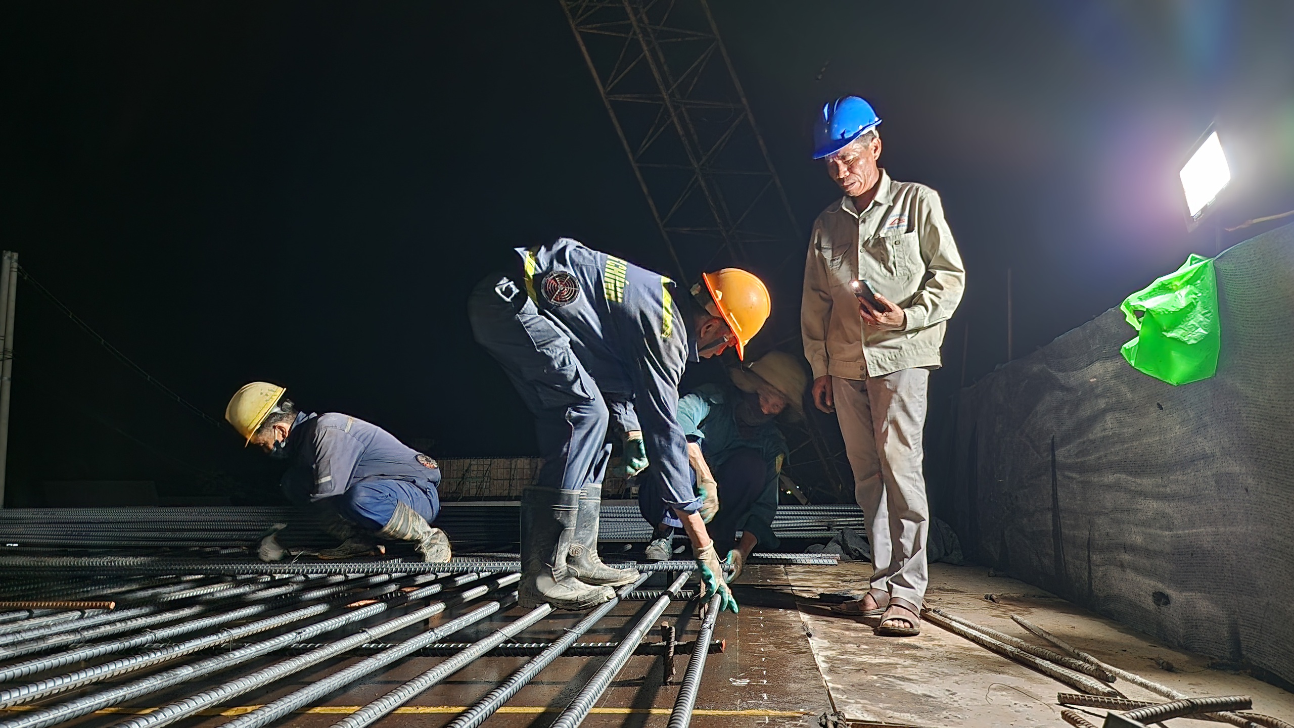 Công trường cao tốc Quảng Ngãi - Hoài Nhơn rộn ràng xuyên đêm, quyết cán đích năm 2025- Ảnh 12. Công trường cao tốc Quảng Ngãi - Hoài Nhơn rộn ràng xuyên đêm, quyết cán đích năm 2025- Ảnh 12.