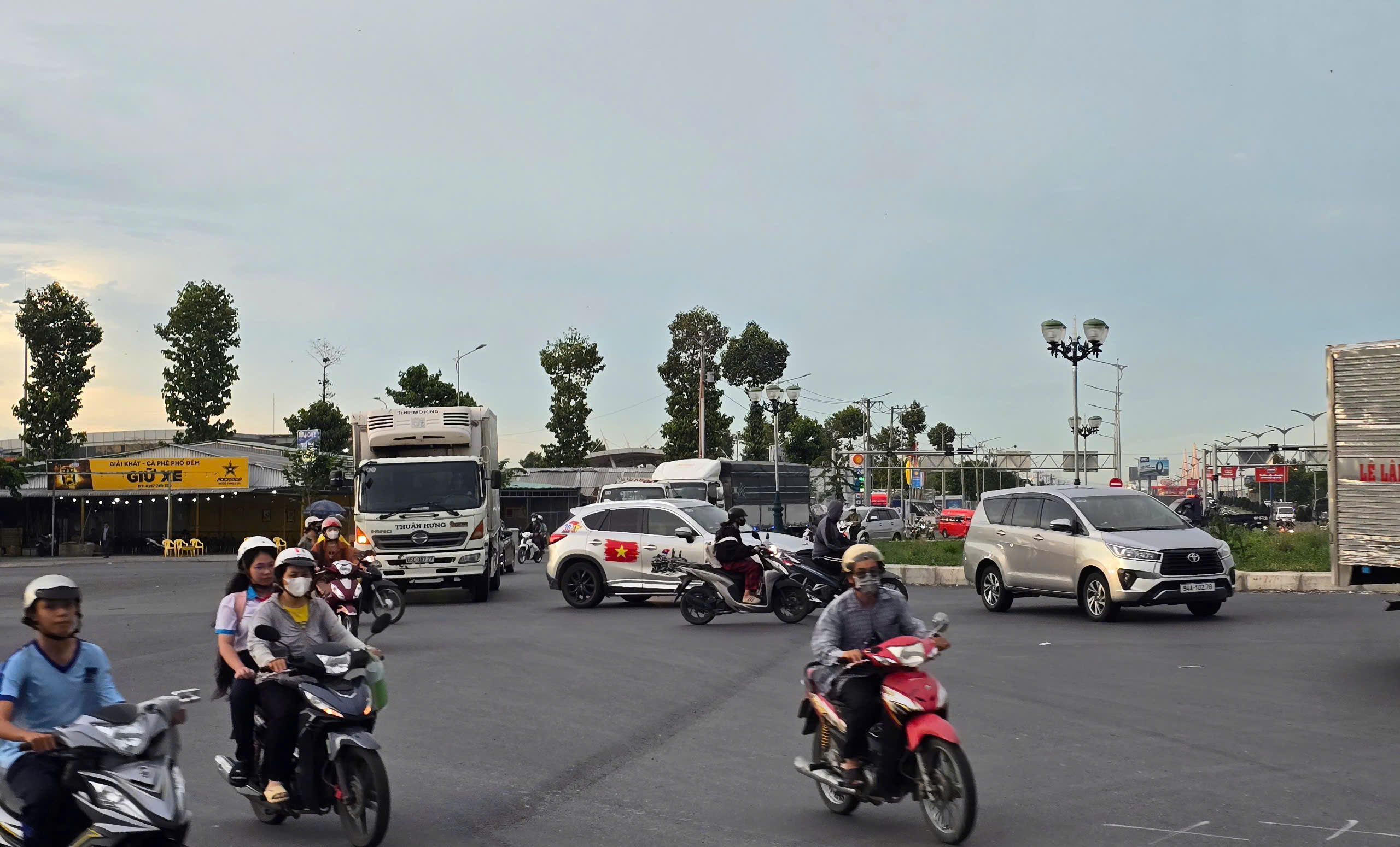 Cần Thơ: Nguy cơ mất an toàn tại nút giao vòng xoay cầu Trần Hoàng Na- Ảnh 2. Cần Thơ: Nguy cơ mất an toàn tại nút giao vòng xoay cầu Trần Hoàng Na- Ảnh 2.