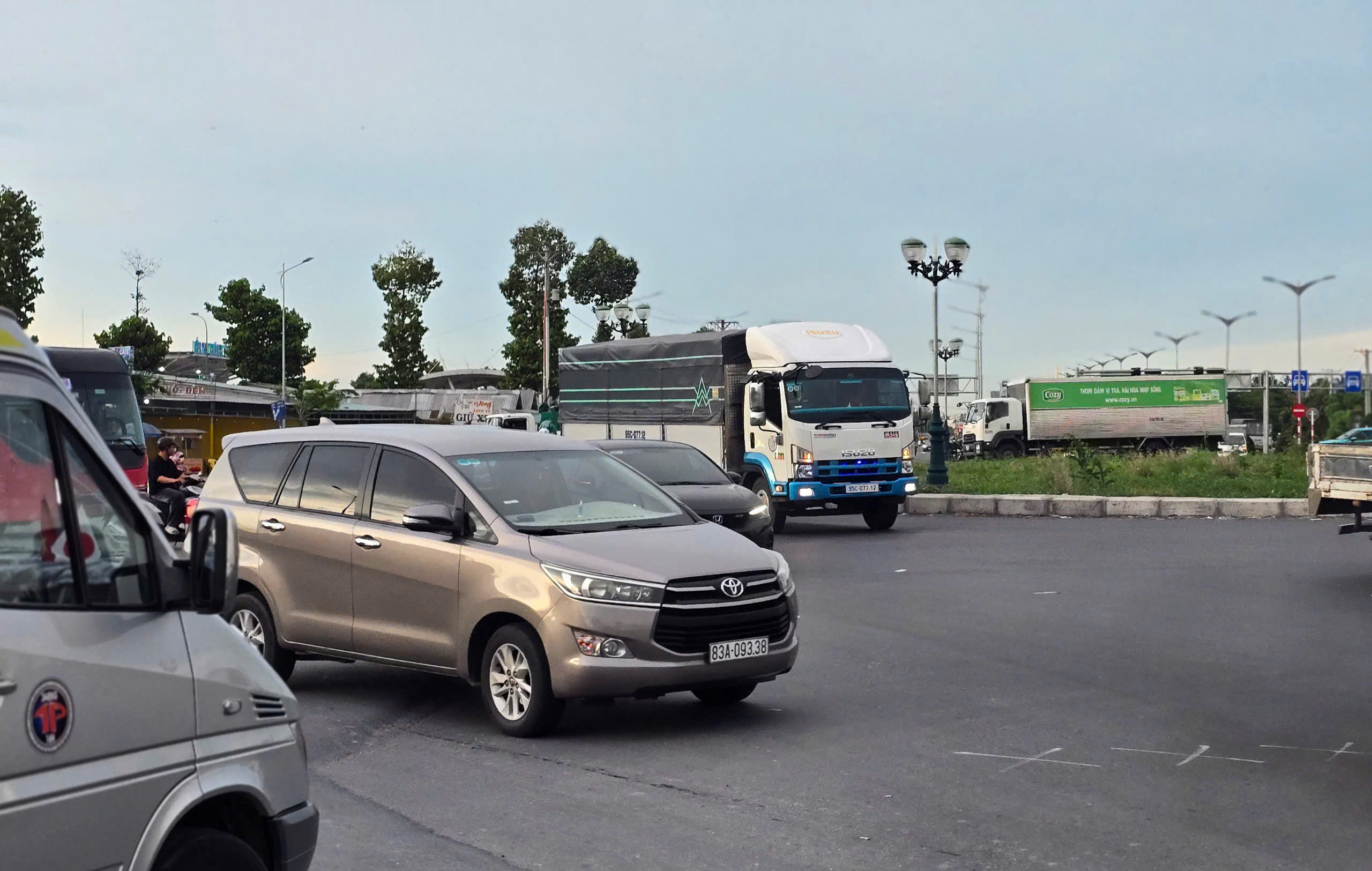 Cần Thơ: Nguy cơ mất an toàn tại nút giao vòng xoay cầu Trần Hoàng Na- Ảnh 3. Cần Thơ: Nguy cơ mất an toàn tại nút giao vòng xoay cầu Trần Hoàng Na- Ảnh 3.