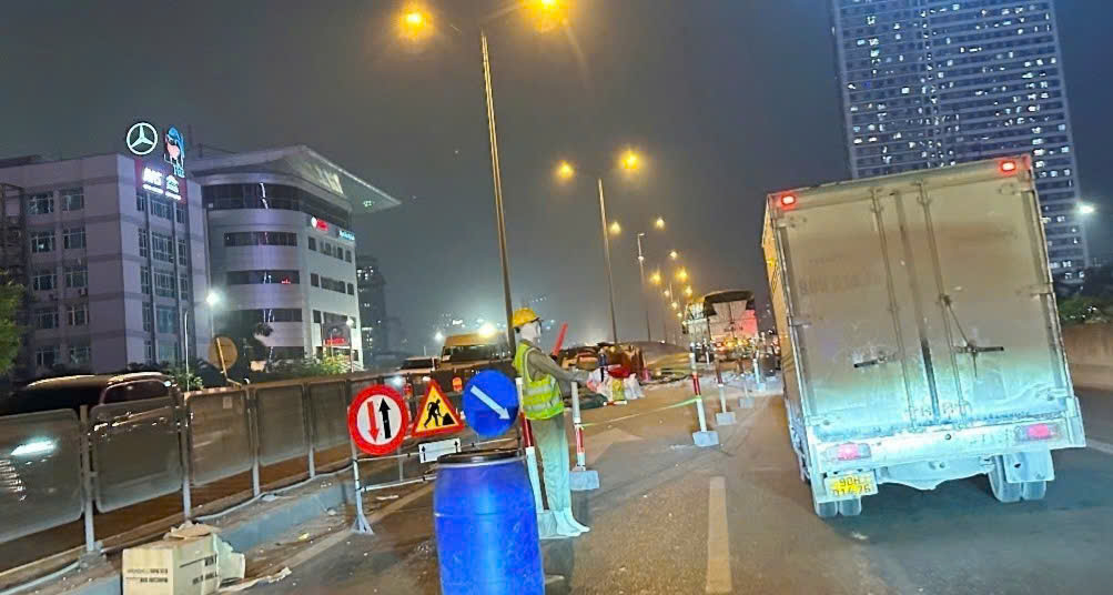 Hà Nội: Cấm phương tiện đi đường trên cao Vành đai 3 hướng Big C - Mai Dịch- Ảnh 1. Hà Nội: Cấm phương tiện đi đường trên cao Vành đai 3 hướng Big C - Mai Dịch- Ảnh 1.