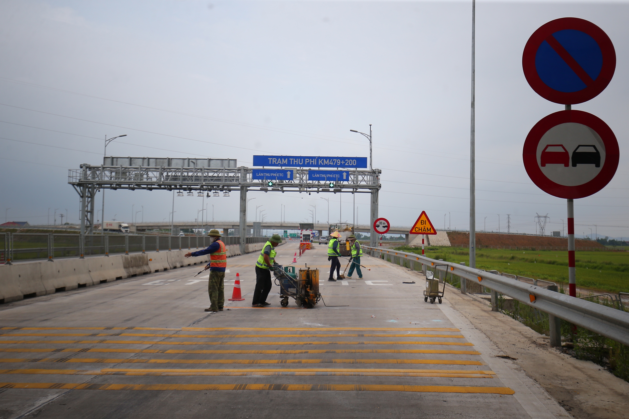 Hạn chế tốc độ 50km/h trước 2 đảo thu phí trên tuyến chính cao tốc Diễn Châu - Bãi Vọt- Ảnh 2. Hạn chế tốc độ 50km/h trước 2 đảo thu phí trên tuyến chính cao tốc Diễn Châu - Bãi Vọt- Ảnh 2.