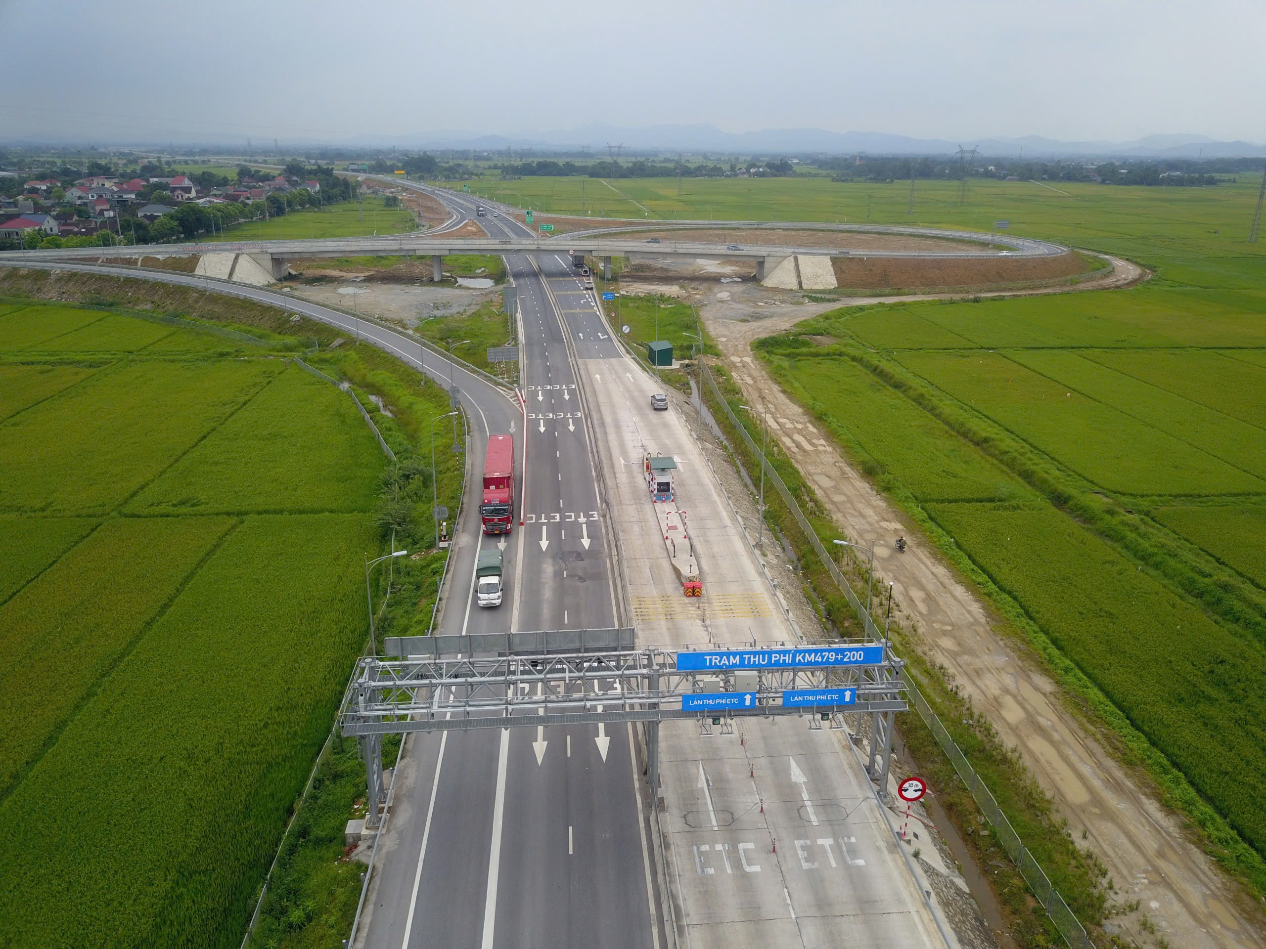 Hạn chế tốc độ 50km/h trước 2 đảo thu phí trên tuyến chính cao tốc Diễn Châu - Bãi Vọt- Ảnh 1. Hạn chế tốc độ 50km/h trước 2 đảo thu phí trên tuyến chính cao tốc Diễn Châu - Bãi Vọt- Ảnh 1.