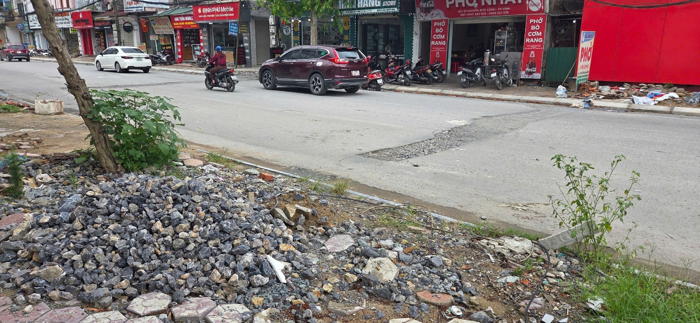 Nghệ An: Đường Nguyễn Đức Cảnh "đào lên - lấp xuống", nhếch nhác giữa trung tâm TP Vinh- Ảnh 10. Nghệ An: Đường Nguyễn Đức Cảnh "đào lên - lấp xuống", nhếch nhác giữa trung tâm TP Vinh- Ảnh 10.