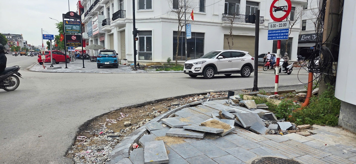 Nghệ An: Đường Nguyễn Đức Cảnh "đào lên - lấp xuống", nhếch nhác giữa trung tâm TP Vinh- Ảnh 12. Nghệ An: Đường Nguyễn Đức Cảnh "đào lên - lấp xuống", nhếch nhác giữa trung tâm TP Vinh- Ảnh 12.