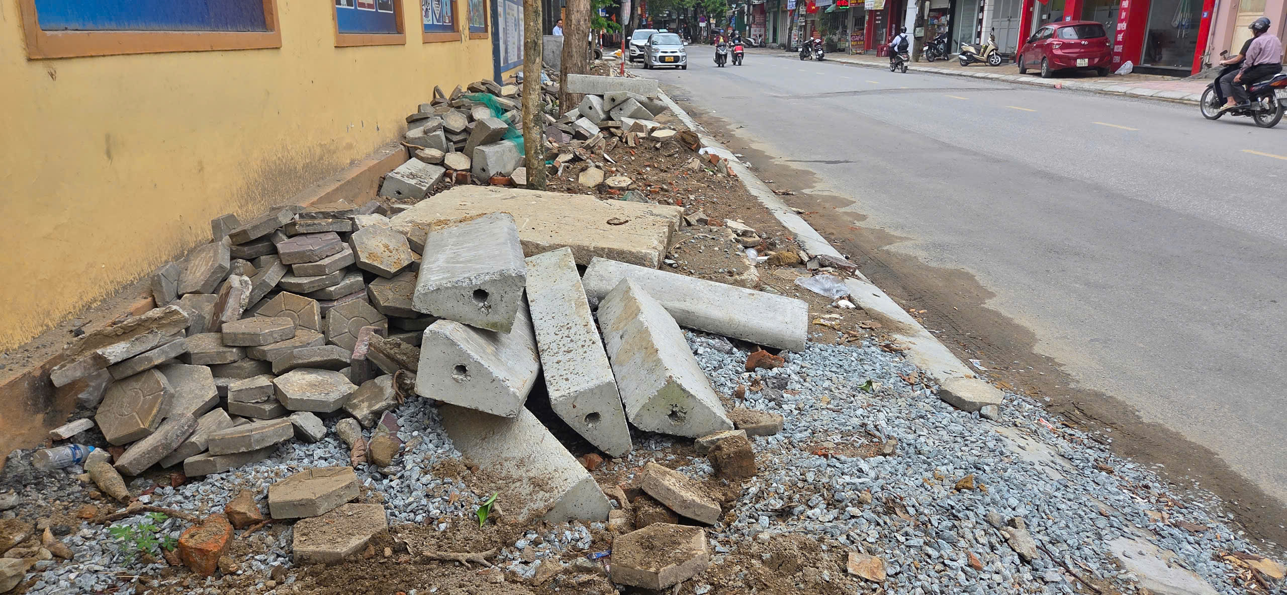 Nghệ An: Đường Nguyễn Đức Cảnh "đào lên - lấp xuống", nhếch nhác giữa trung tâm TP Vinh- Ảnh 4. Nghệ An: Đường Nguyễn Đức Cảnh "đào lên - lấp xuống", nhếch nhác giữa trung tâm TP Vinh- Ảnh 4.