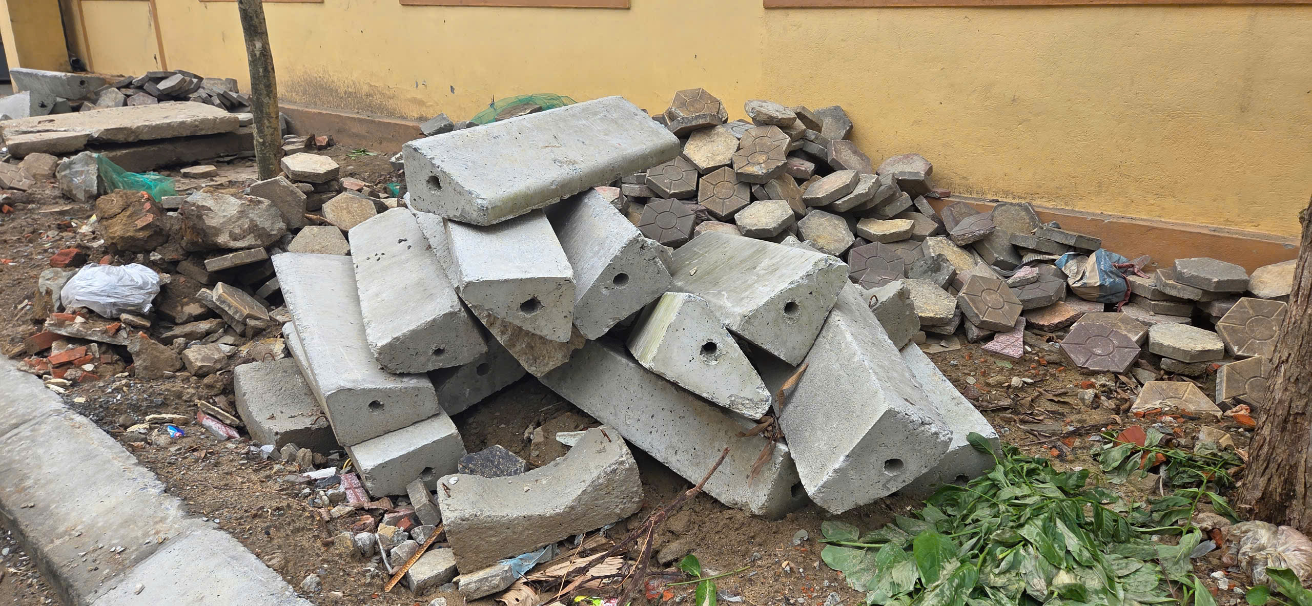 Nghệ An: Đường Nguyễn Đức Cảnh "đào lên - lấp xuống", nhếch nhác giữa trung tâm TP Vinh- Ảnh 5. Nghệ An: Đường Nguyễn Đức Cảnh "đào lên - lấp xuống", nhếch nhác giữa trung tâm TP Vinh- Ảnh 5.