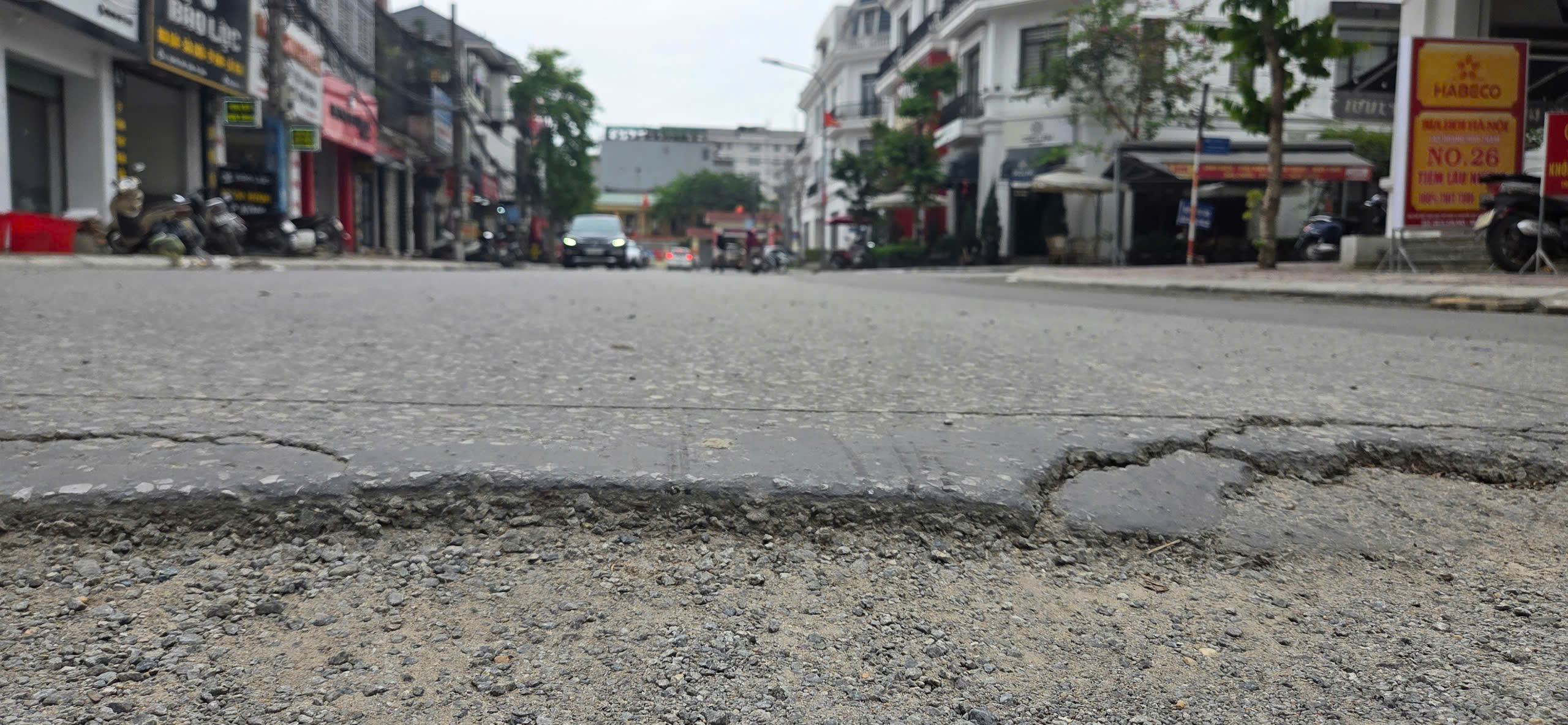Nghệ An: Đường Nguyễn Đức Cảnh "đào lên - lấp xuống", nhếch nhác giữa trung tâm TP Vinh- Ảnh 8. Nghệ An: Đường Nguyễn Đức Cảnh "đào lên - lấp xuống", nhếch nhác giữa trung tâm TP Vinh- Ảnh 8.